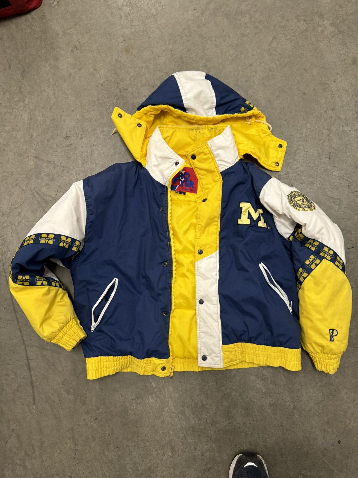 Pro Player MICHIGAN WOLVERINES ZIP UP HOODED BY DANIEL YOUNG JACKET Size US L / EU 52-54 / 3 - 3 Thumbnail