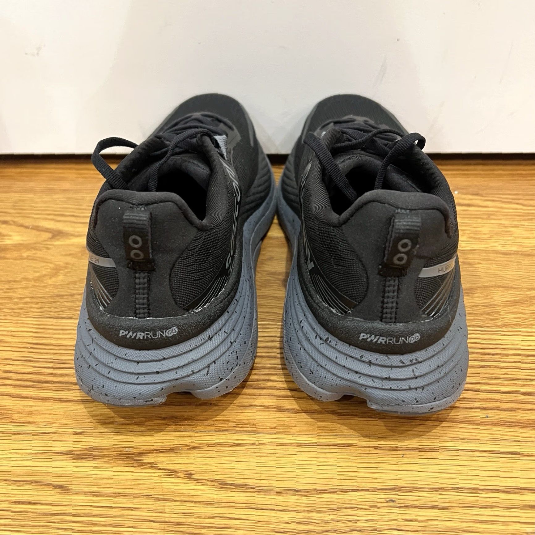 Saucony Hurricane 24 Sneaker Men's Black Low Top 8.5 Shoes Running Cushioned Breathable Rubber Outsole 2024