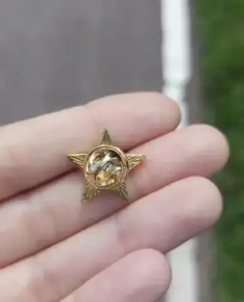 Japanese Brand Retro USSR symbol enamel pin Red Star Sickle Hammer Size ONE SIZE - 3 Thumbnail