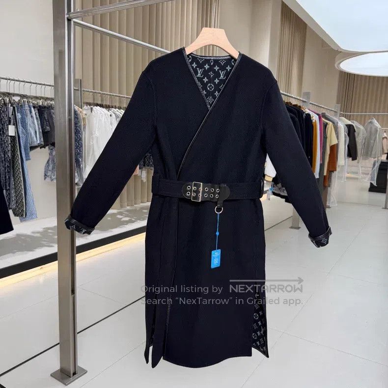 Louis Vuitton Louis Vuitton Black and blue full print wool coat Size XS / US 0-2 / IT 36-38 - 1 Thumbnail