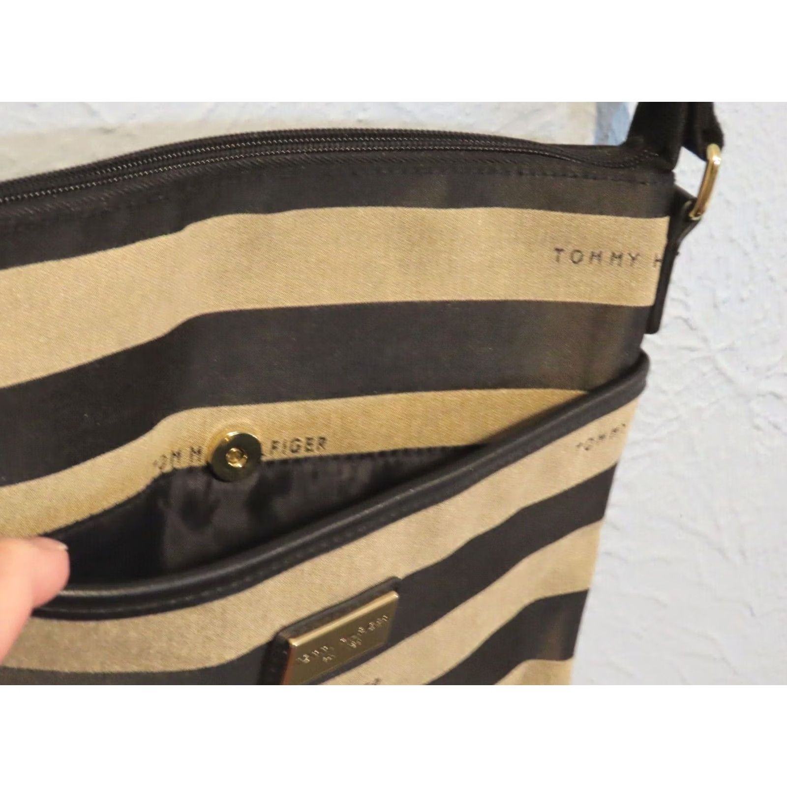 Tommy Hilfiger VINTAGE Tommy Hilfiger Crossbody Purse Canvas Tan Striped Zip Bag 10x10 1in Pockets Logo Womens Size ONE SIZE - 4 Thumbnail