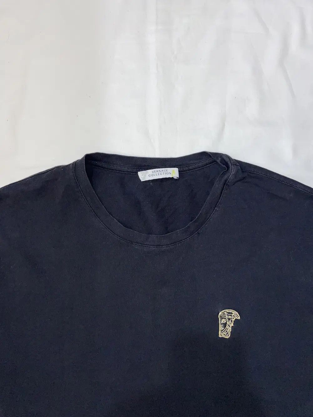 Versace VINTAGE VERSACE MEDUSA LOGO T SHIRT Y2K LUXURY TEE OLD MONEY Size US L / EU 52-54 / 3 - 9 Thumbnail