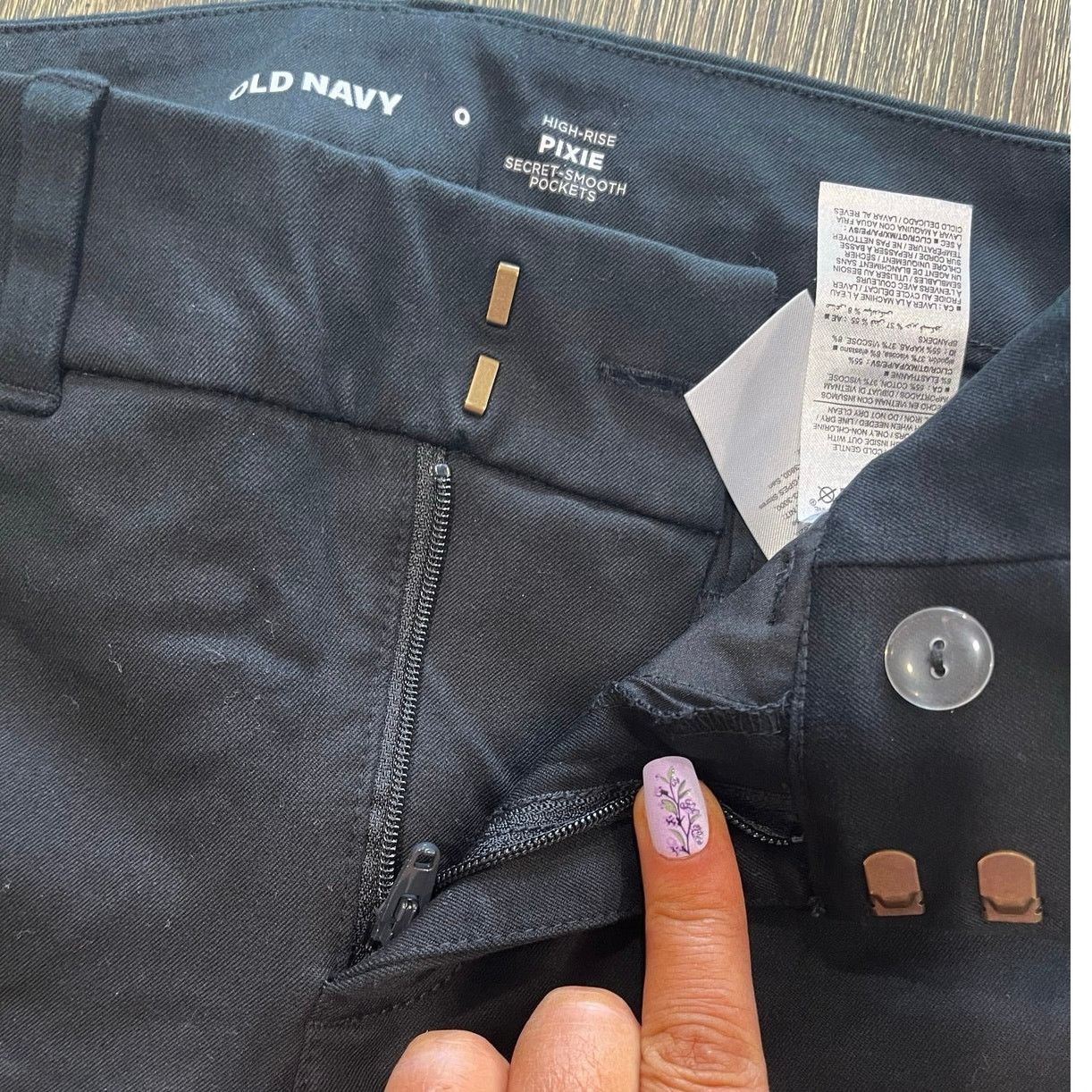 Old Navy Old Navy High-Rise Pixie Pants Secret Smooth Pockets Black 0 Size 25" / US 0 / IT 36 - 8 Thumbnail