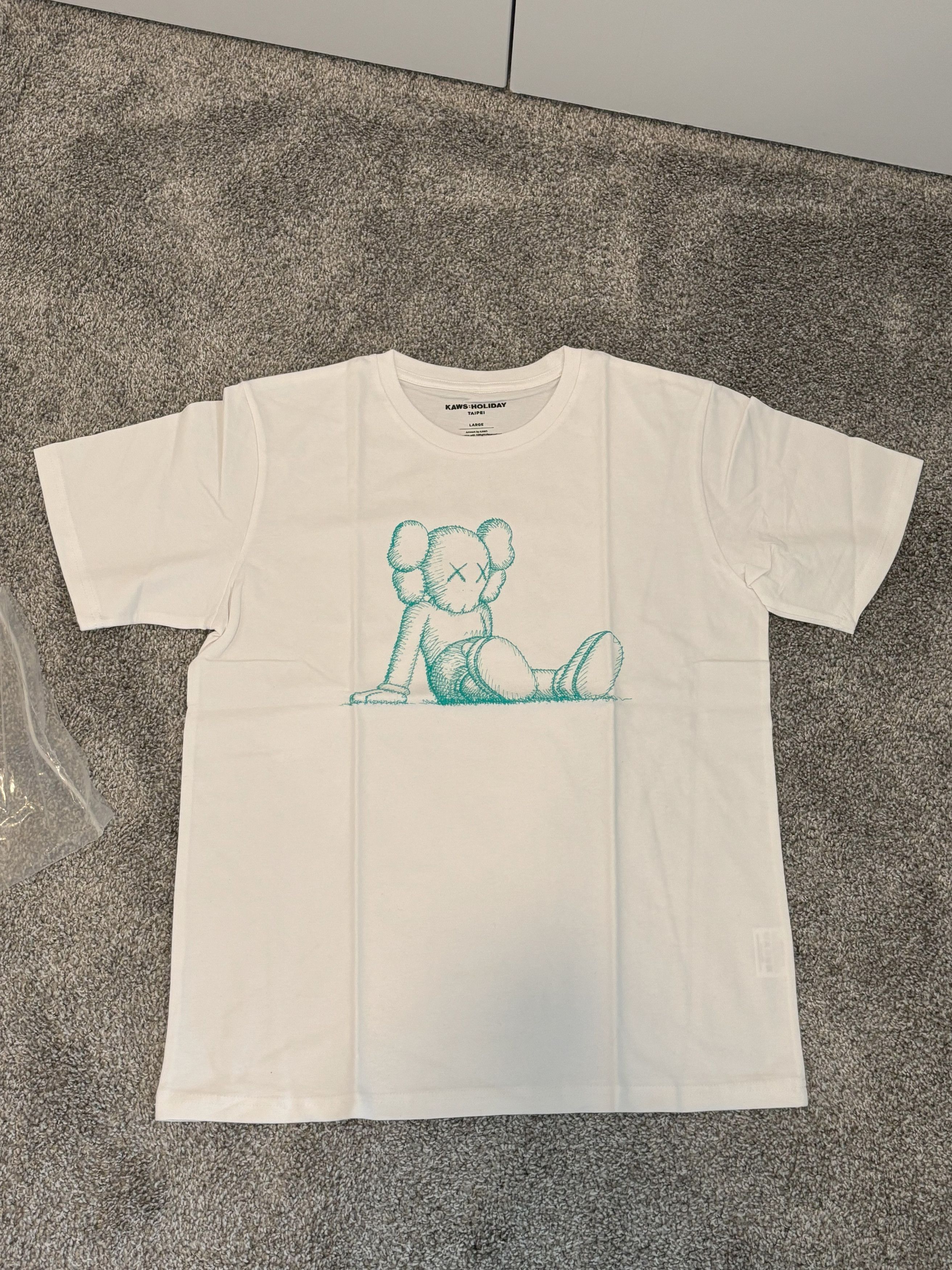 Kaws KAWS Holiday Limited White T-Shirt Large Brand New Size US L / EU 52-54 / 3 - 1 Thumbnail