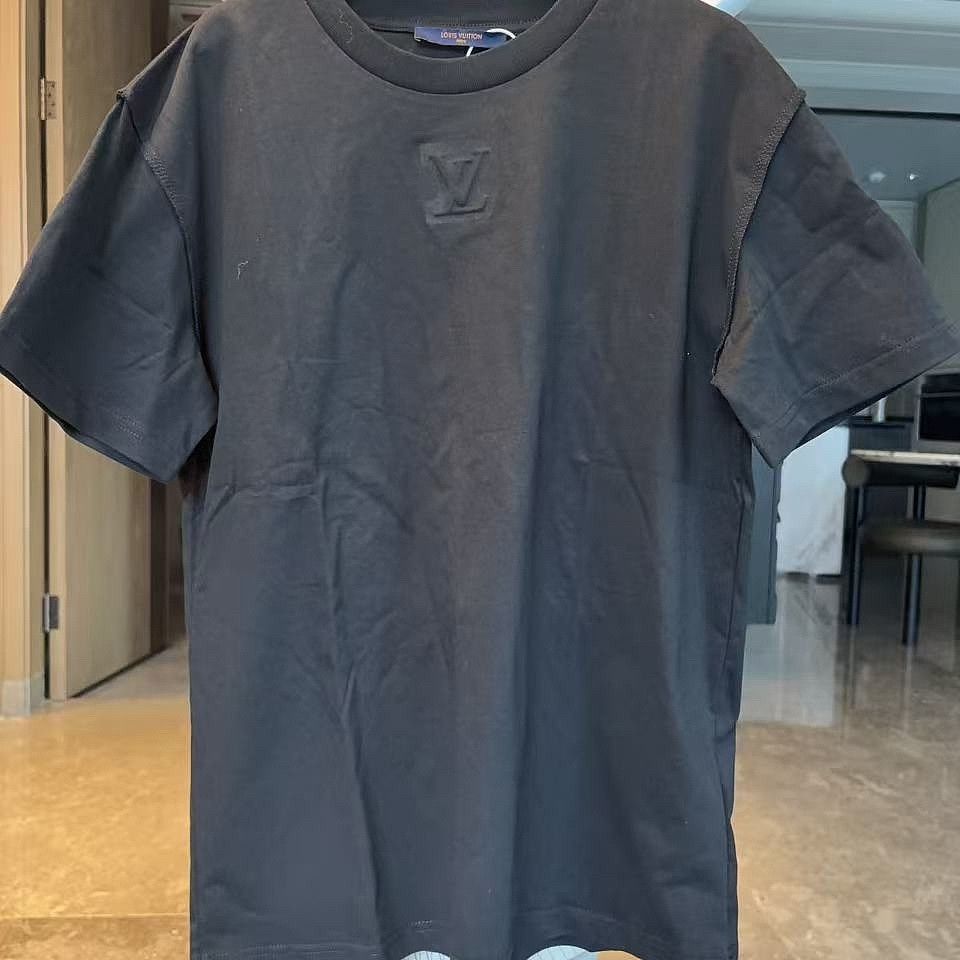 Louis Vuitton Louis Vuitton Embossed Logo T-Shirt Size M Size US M / EU 48-50 / 2 - 1 Thumbnail
