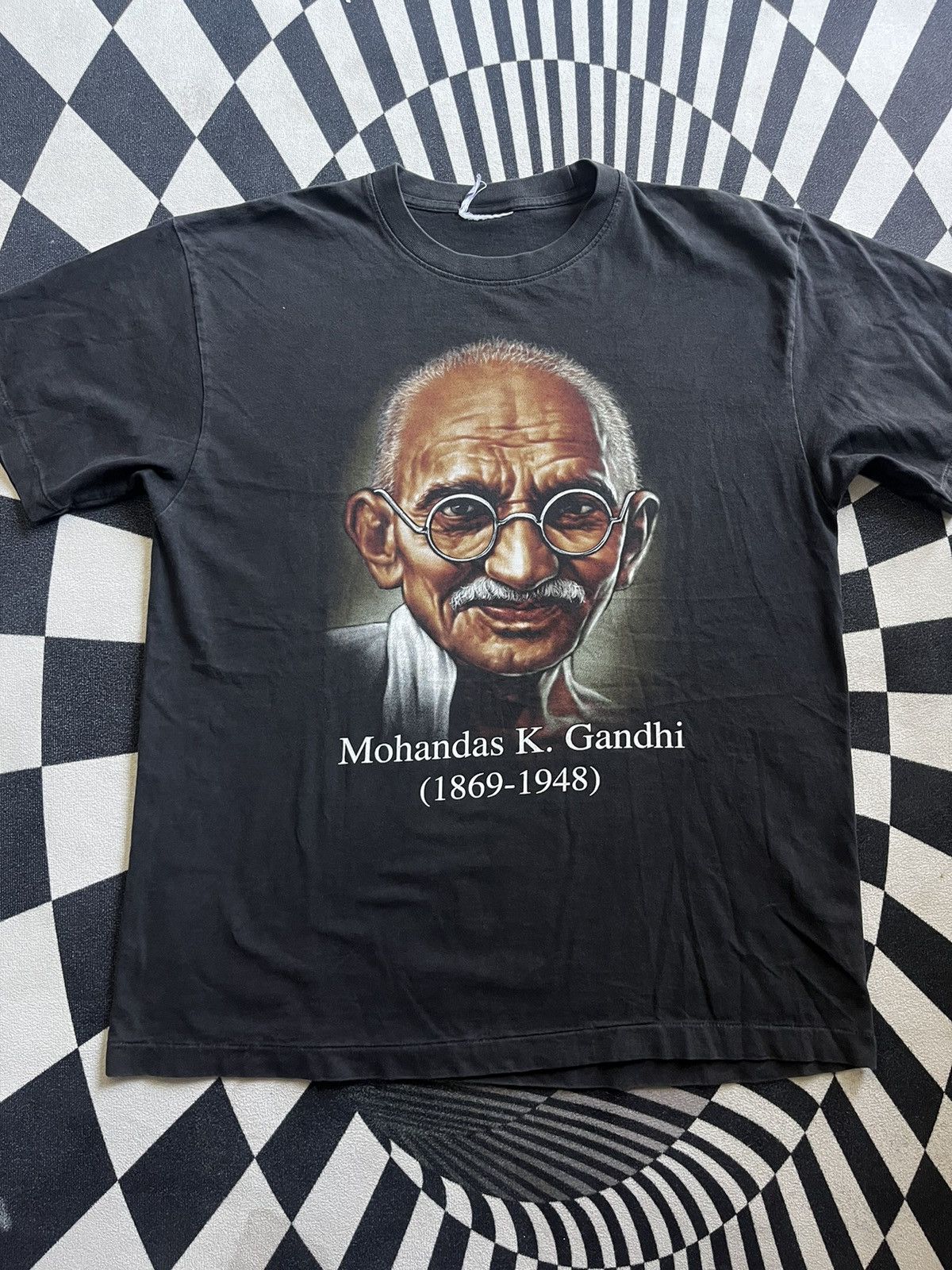 Arts & Science Vintage Mohandas K. Mahatma Gandhi Big Face 90’s Tshirt Size US XL / EU 56 / 4 - 4 Thumbnail