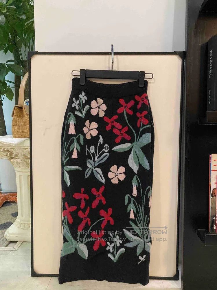 Chanel Chanel Black floral graffiti cashmere skirt Size 42" / US 20 - 2 Thumbnail