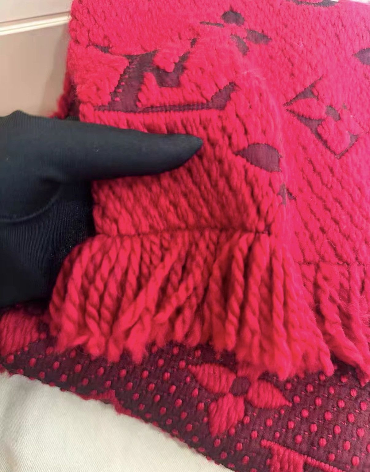 Louis Vuitton Louis Vuitton Red All-over Print Scarf J38 Size ONE SIZE - 6 Thumbnail