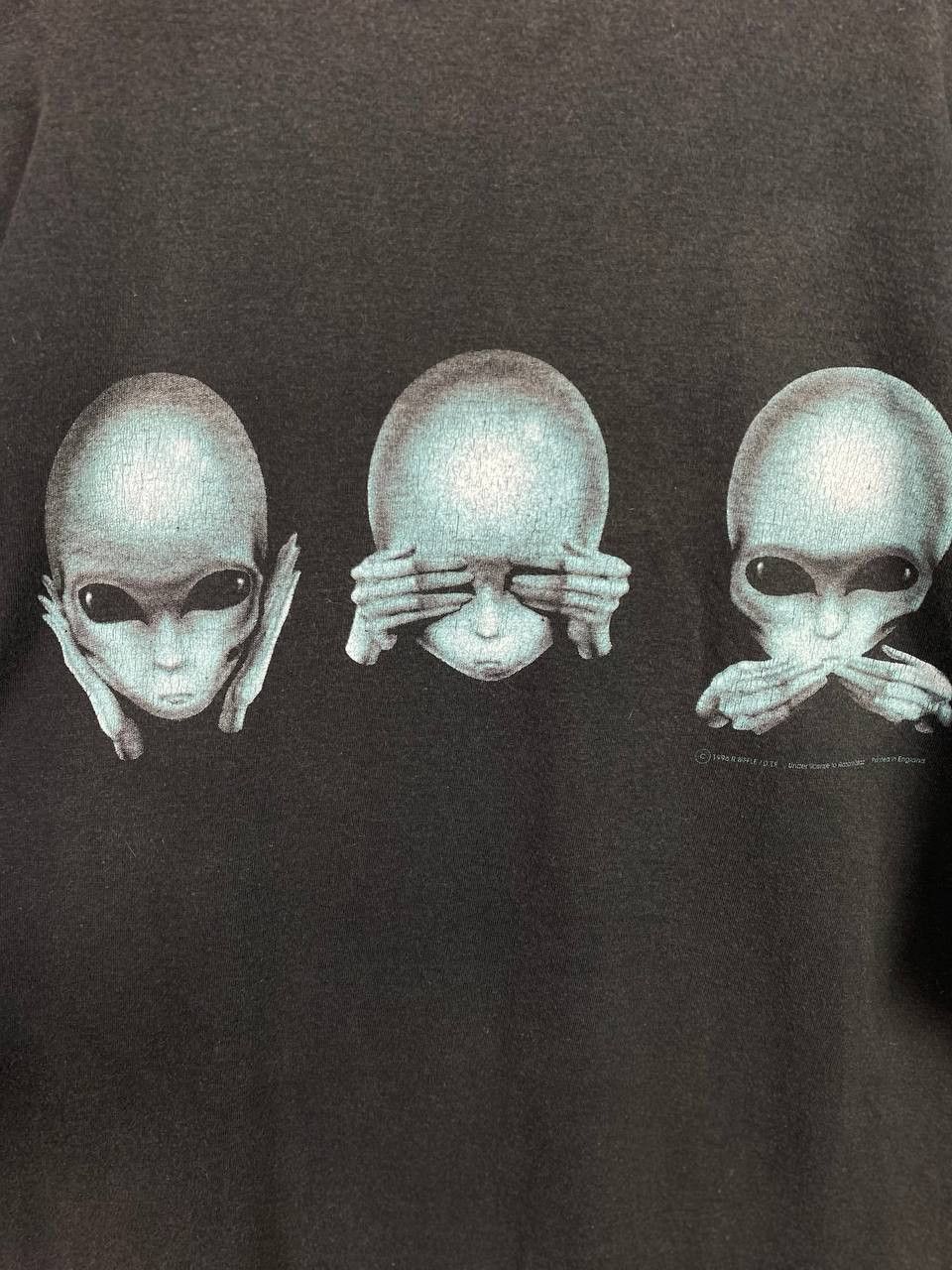 Vintage vintage RARE 90s alien faded tee nice design Size US L / EU 52-54 / 3 - 8 Thumbnail