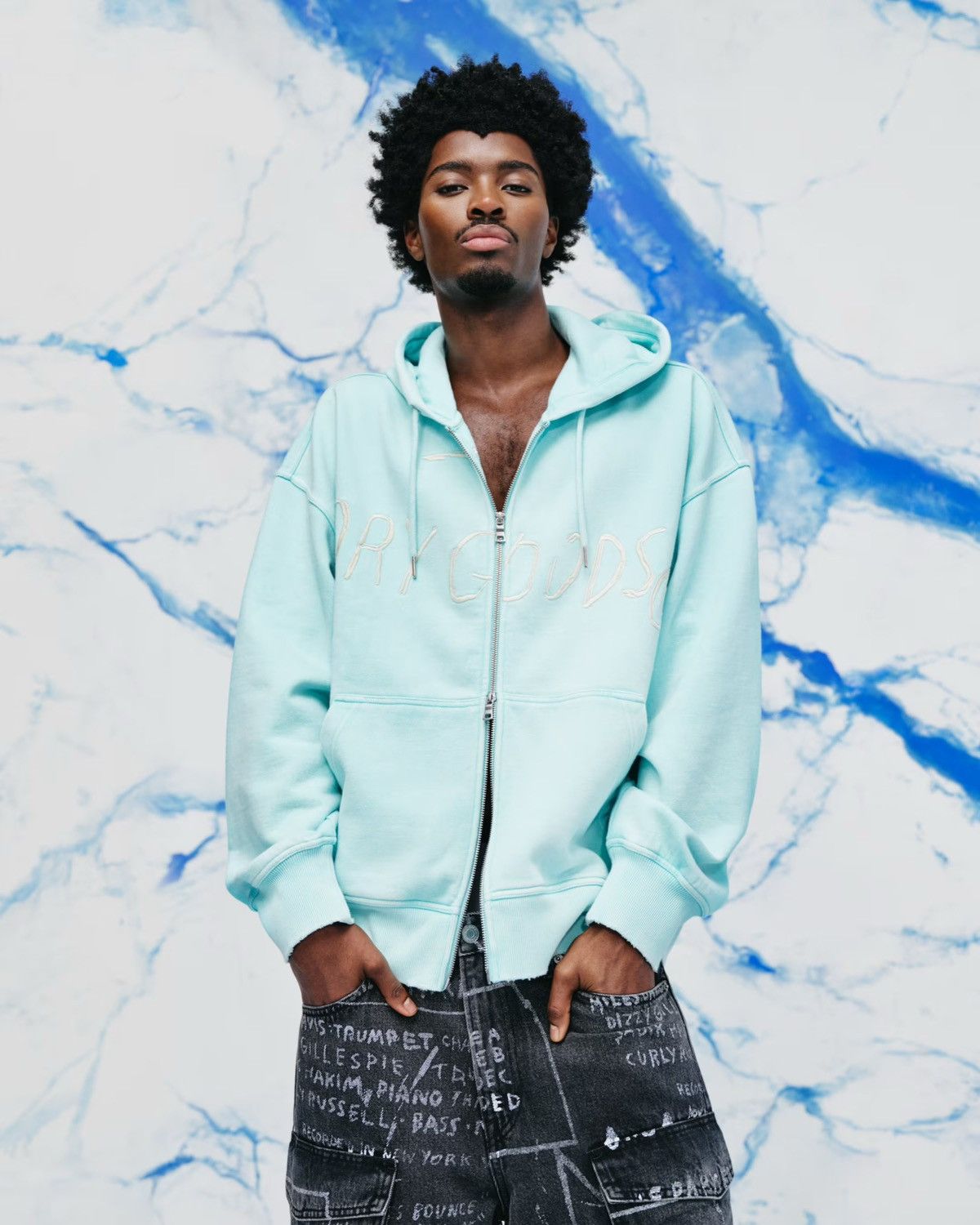 H&M × Jean-Michel Basquiat × Who Decides War WHO DECIDES WAR x BASQUIAT x H&M OVERSIZED FIT HOODED COTTON Size US M / EU 48-50 / 2 - 6 Thumbnail