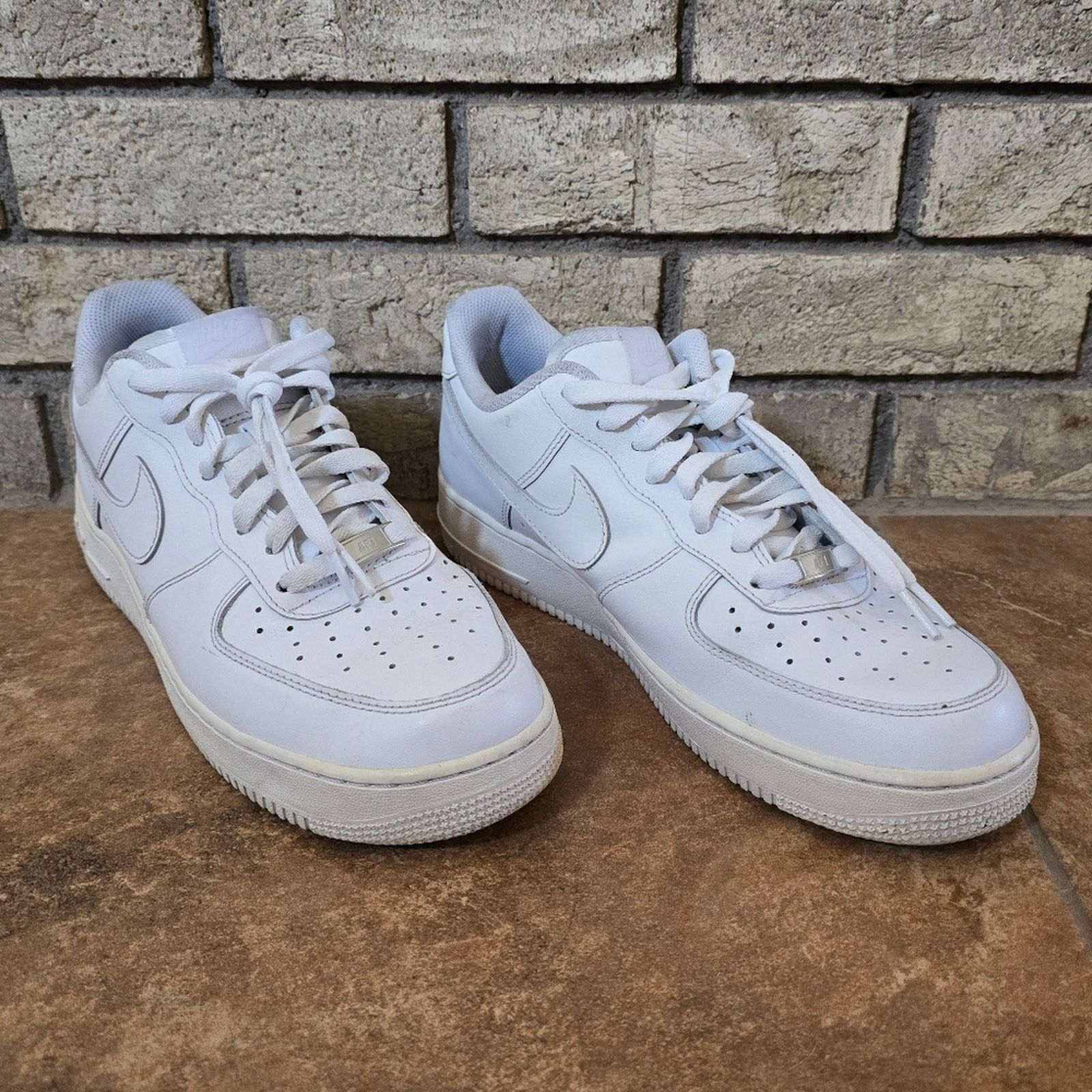 Nike White Classic | NIKE | Air Force 1 Sneaks Size US 10.5 / EU 43-44 - 2 Thumbnail