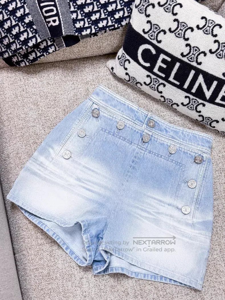 Chanel Chanel Gold coin denim shorts Size 24" / US 00 / IT 34 - 2 Thumbnail
