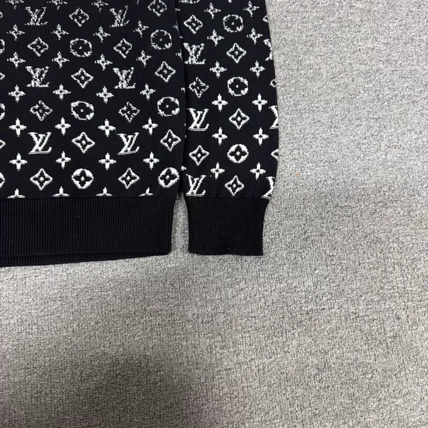 Louis Vuitton LV Monogram gradient logo knit top L 99 new Size US L / EU 52-54 / 3 - 4 Thumbnail