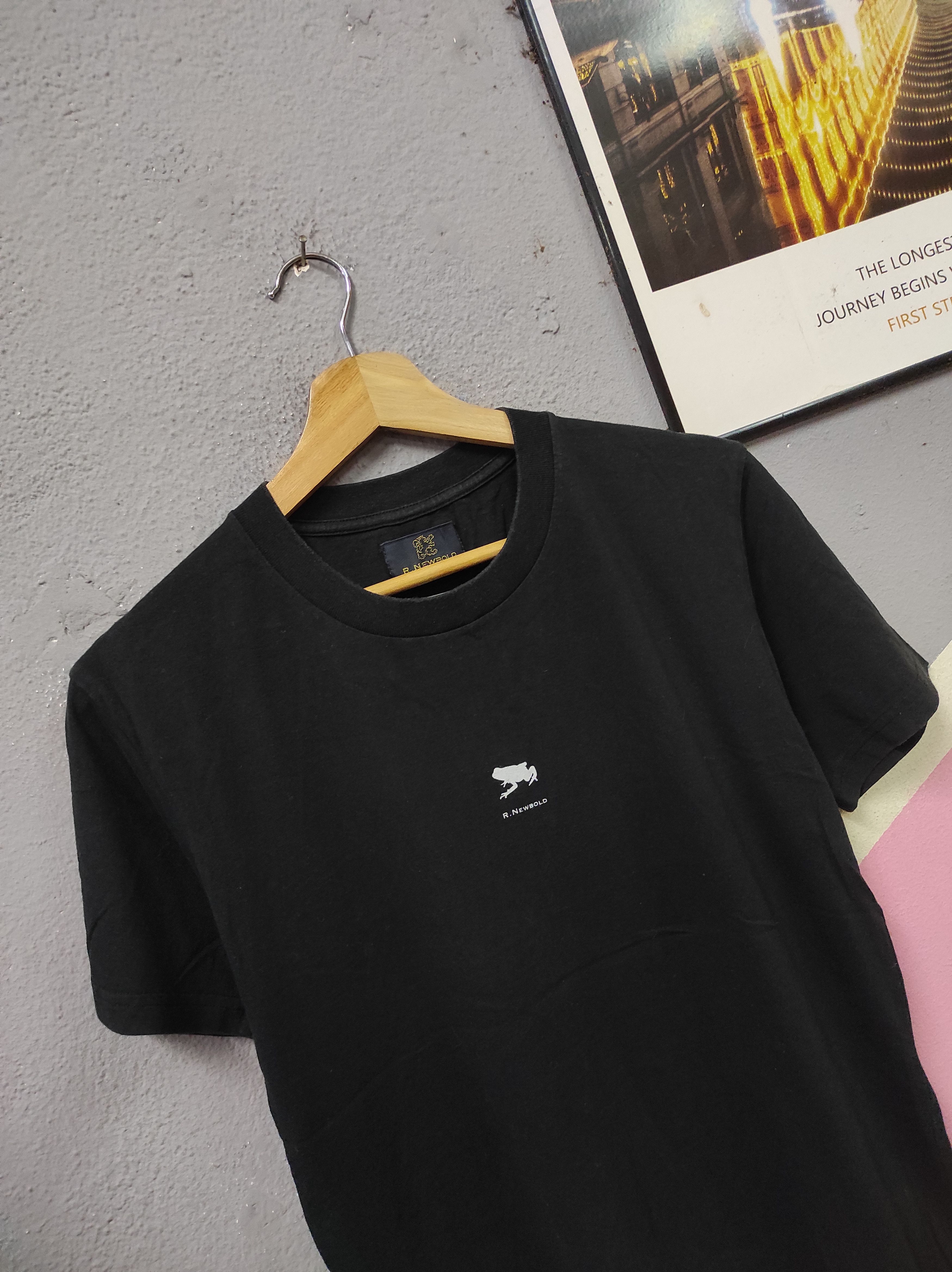 Japanese Brand × R.Newbold R.NEWBOLD CENTRE LOGO T-SHIRT Size US M / EU 48-50 / 2 - 2 Thumbnail