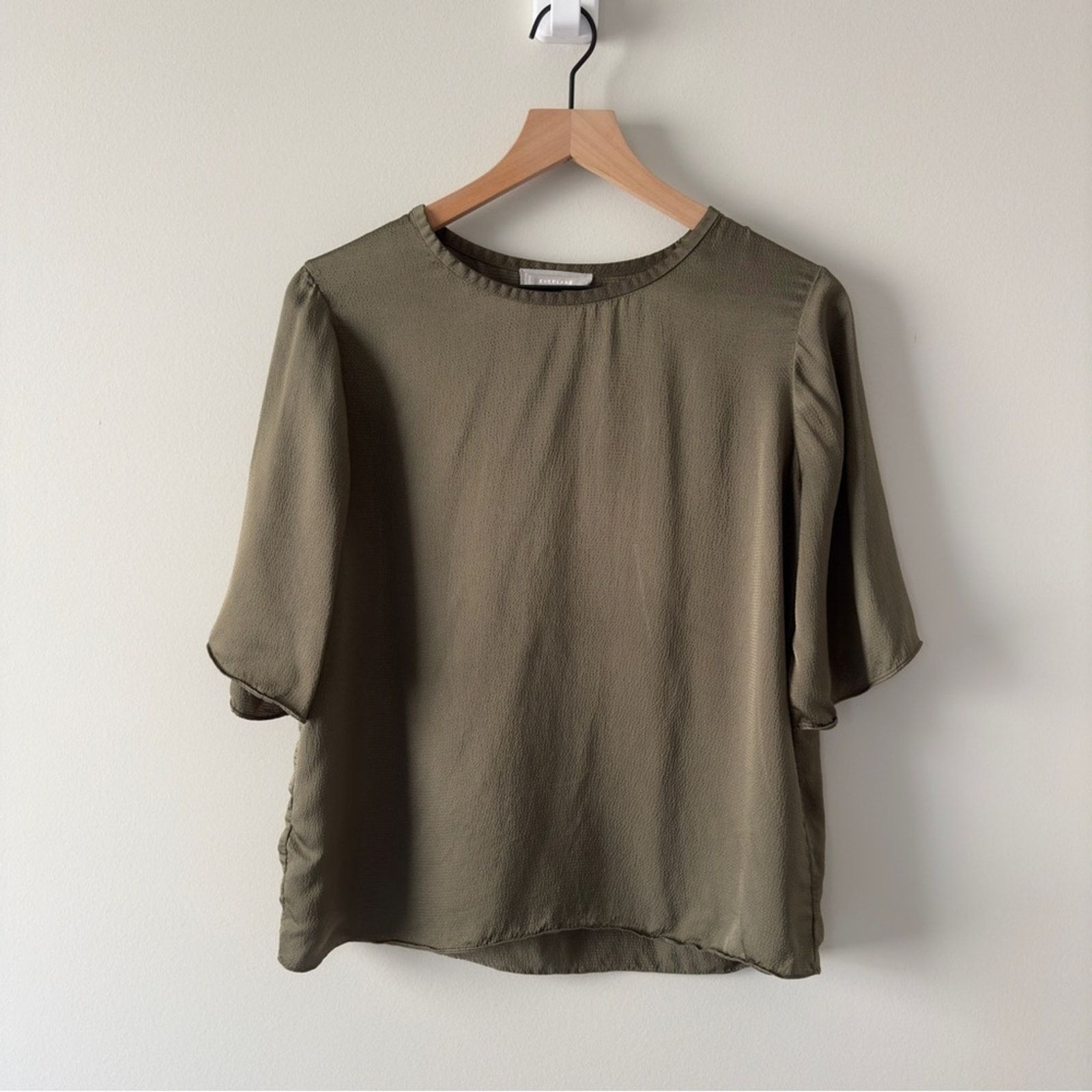 Everlane Everlane Olive Green Hammered Satin Short Sleeve Women's Top Size S / US 4 / IT 40 - 9 Thumbnail
