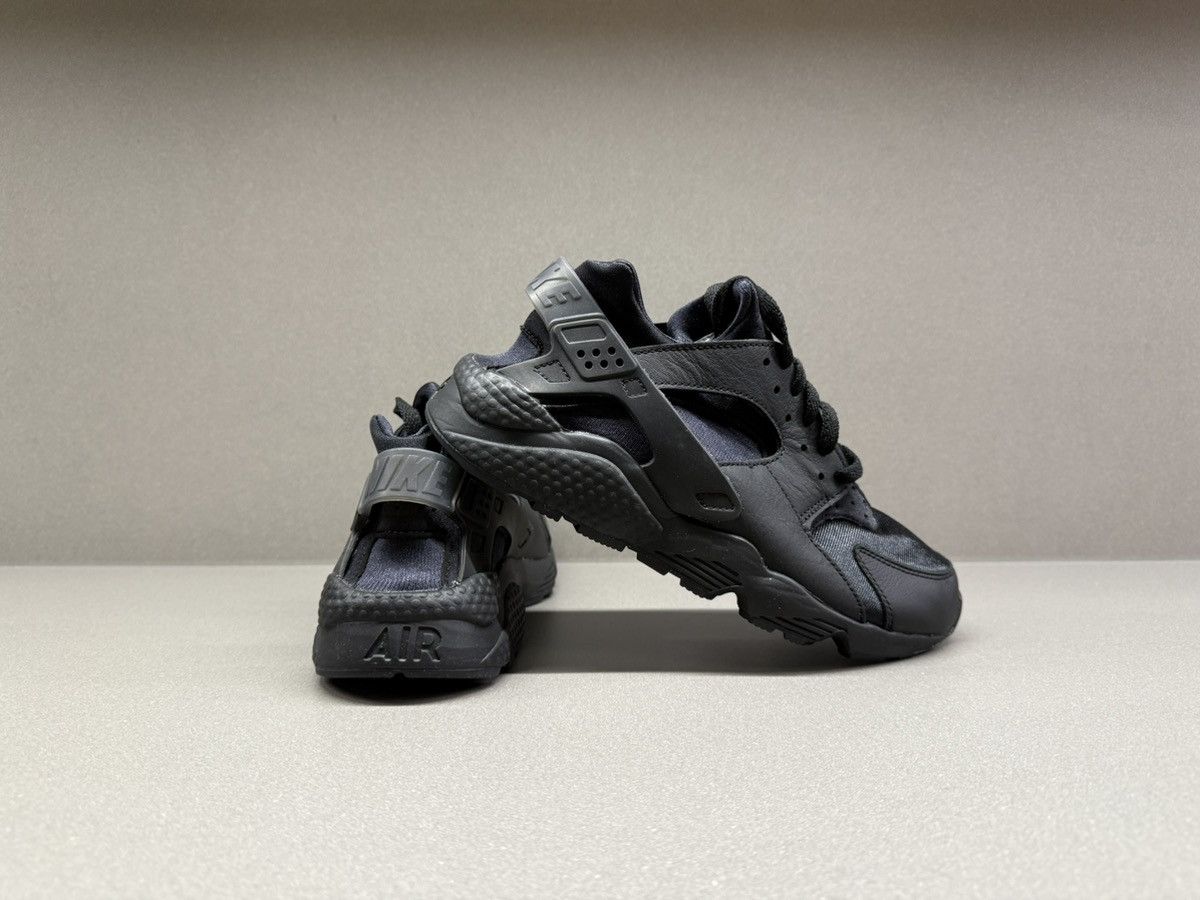 Nike Nike Air Huarache Triple Black 2021 Size US 5 / EU 37 - 7 Thumbnail