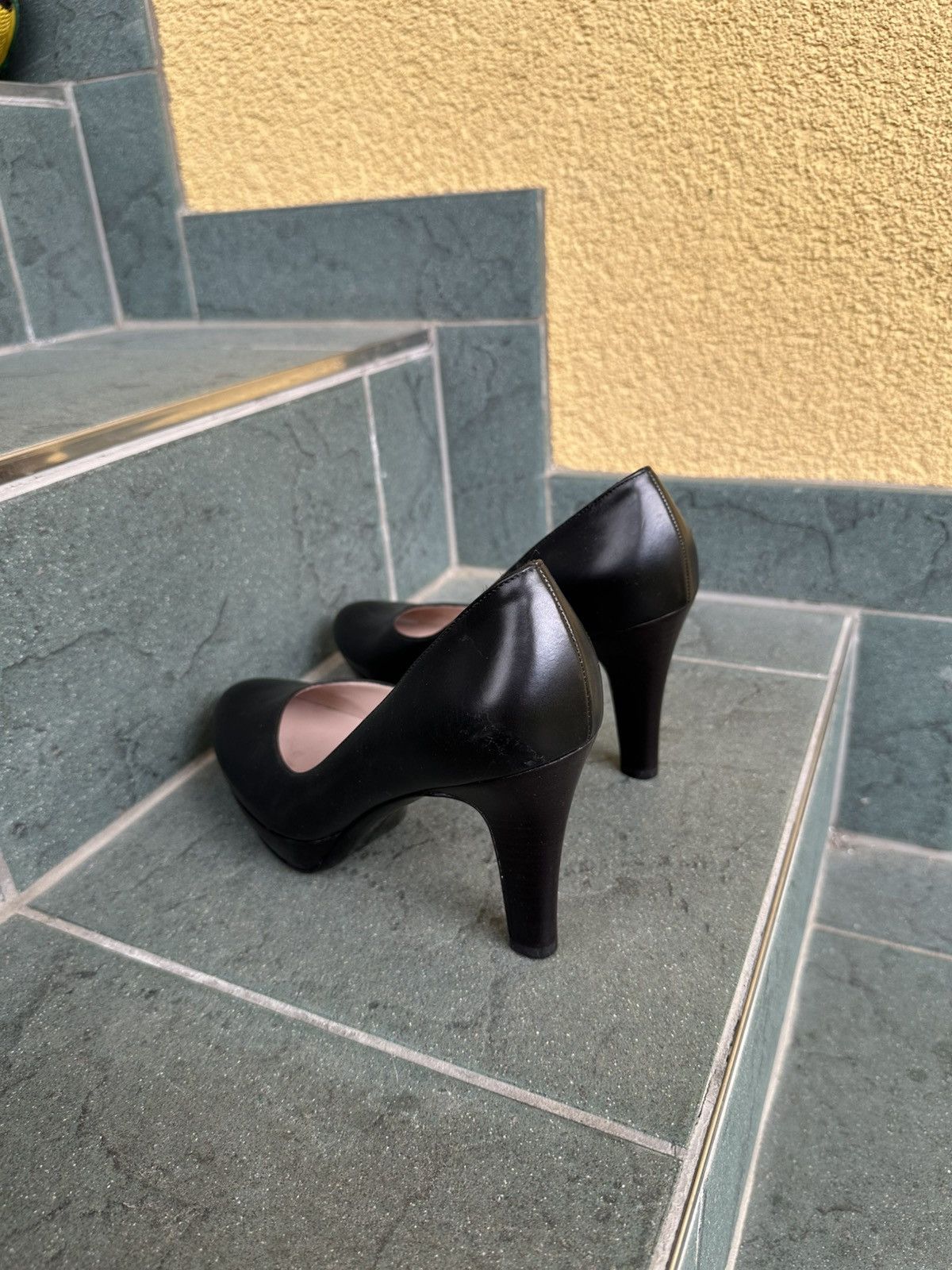 Salvatore Ferragamo Salvatore Ferragamo Heels Pumps Black Leather 5.5 size 36 Size US 5.5 / IT 35.5 - 7 Thumbnail