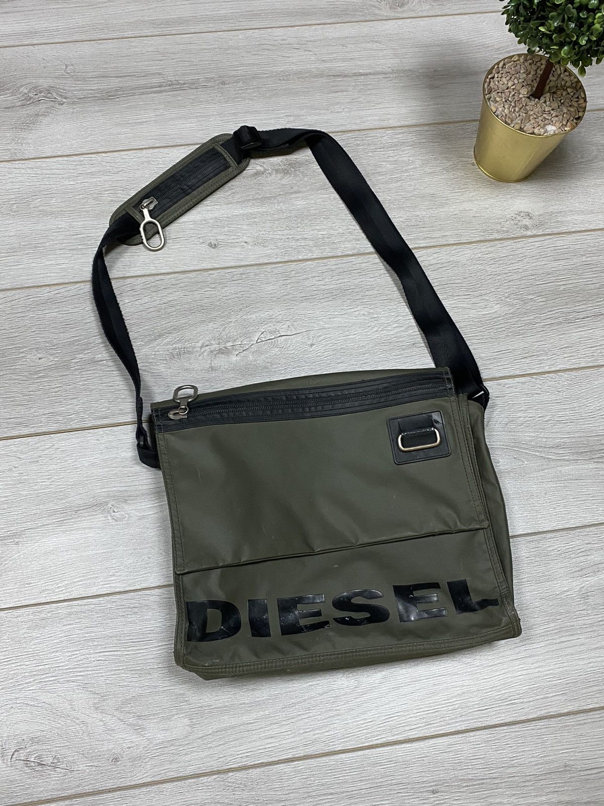 Diesel Diesel vintage big logo spell out bag shoulder Size ONE SIZE - 1 Thumbnail