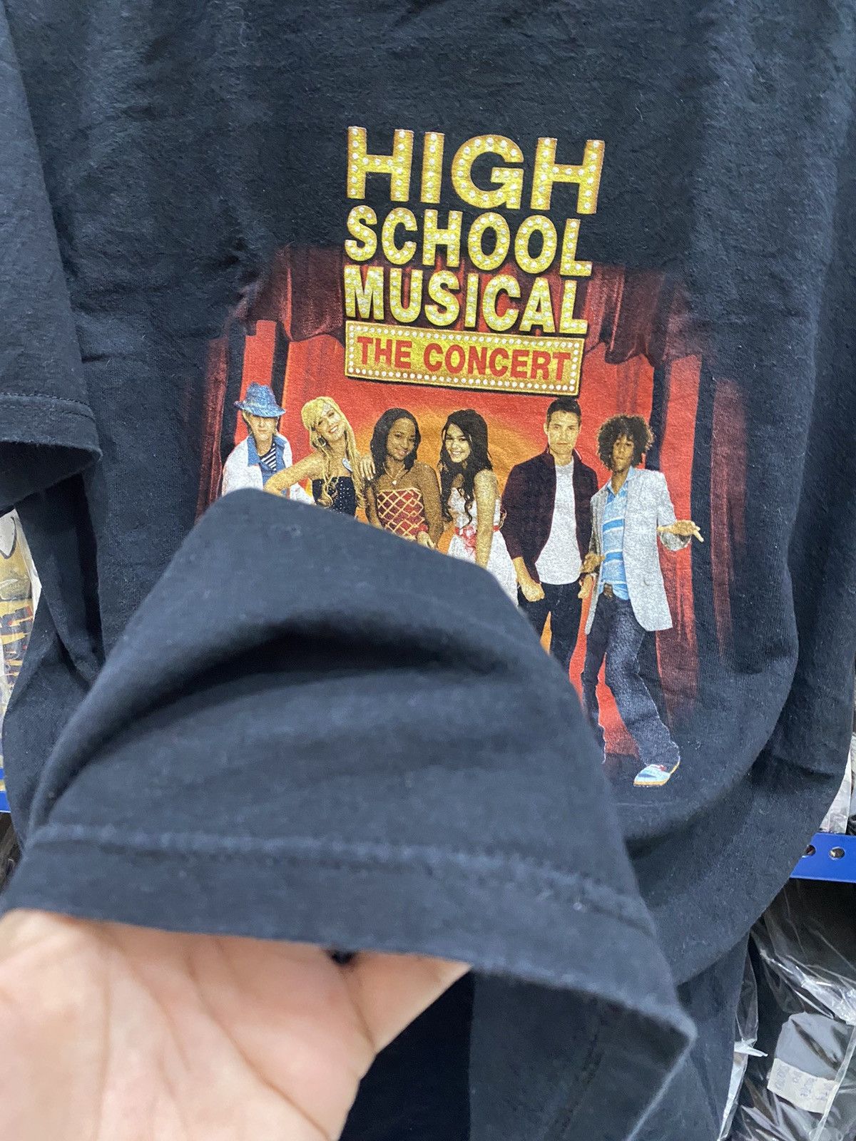 Vintage HIGH SCHOOL MUSICAL THE CONCERT TSHIRT Size US M / EU 48-50 / 2 - 10 Thumbnail