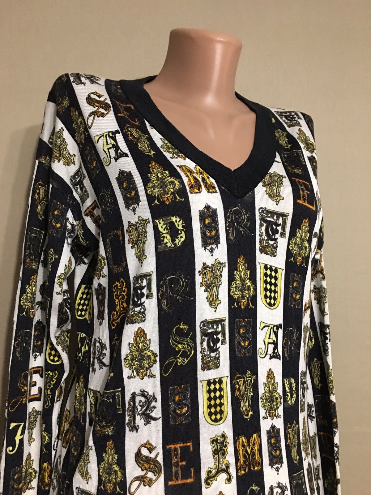 Versace VERSACE Virtus Silk Sweater Alphabet Black Gold Medusa EU38 Size S / US 4 / IT 40 - 2 Thumbnail