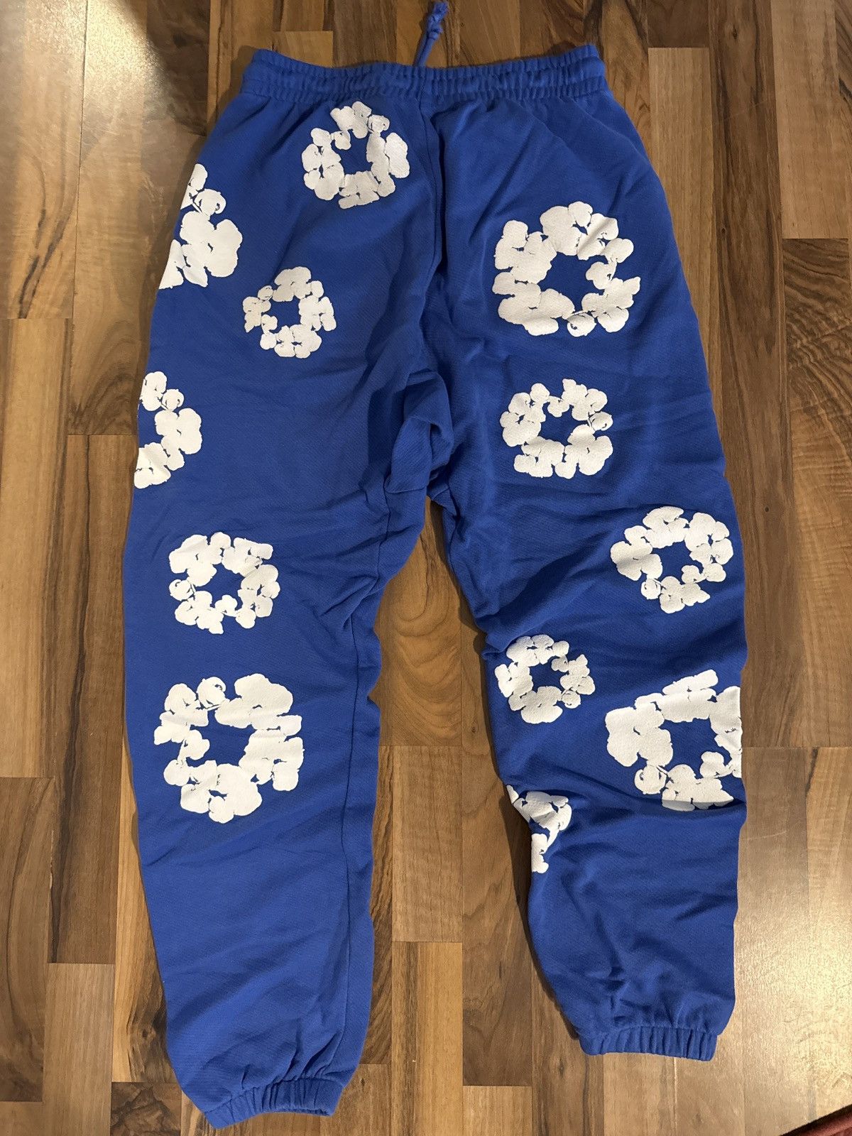 DENIM TEARS Denim Tears Blue Cotton Wreath Sweatpants Size US 32 / EU 48 - 2 Thumbnail