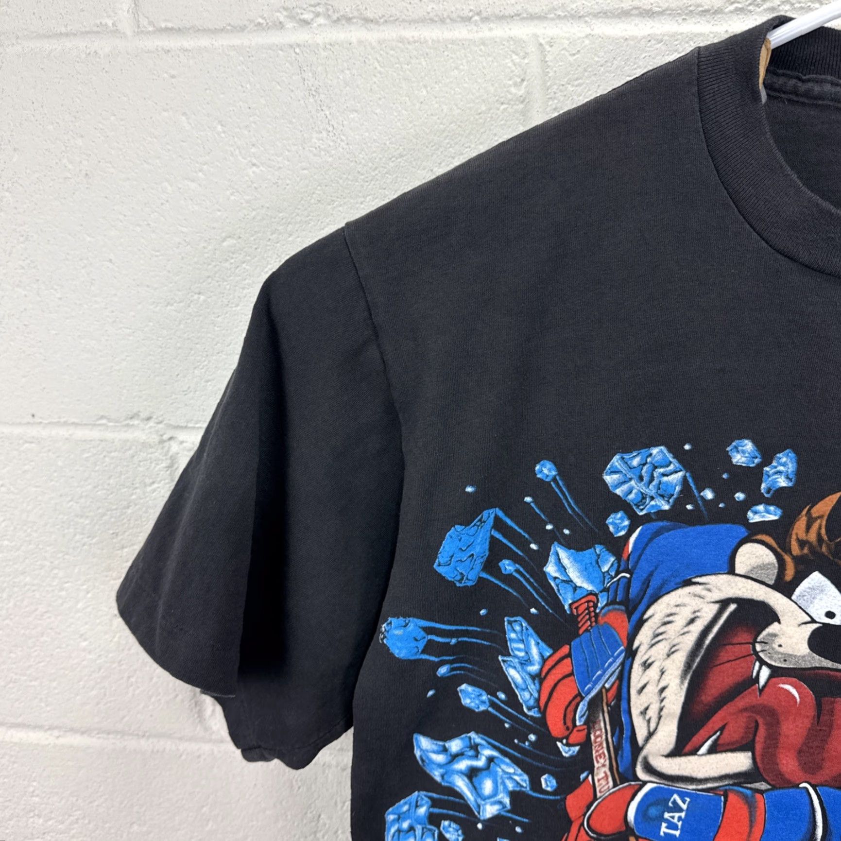 Changes VINTAGE Changes 1993 Looney Tunes Taz NHL New York Islanders Hockey Black T Shirt XL Size US XL / EU 56 / 4 - 5 Thumbnail