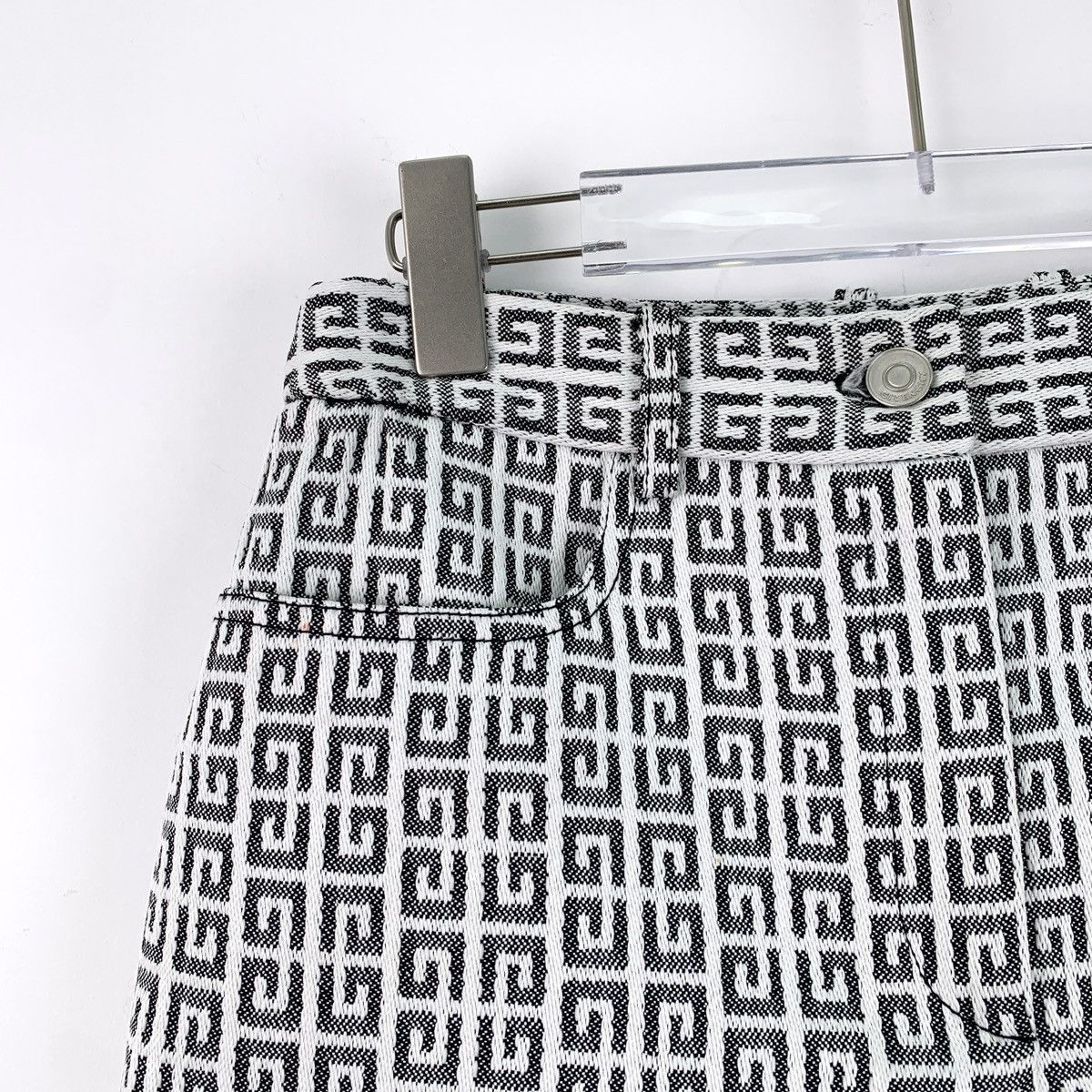 Givenchy Givenchy Logo Jacquard All-over Print Casual Shorts K26WX Size 28" / US 6 / IT 42 - 3 Thumbnail