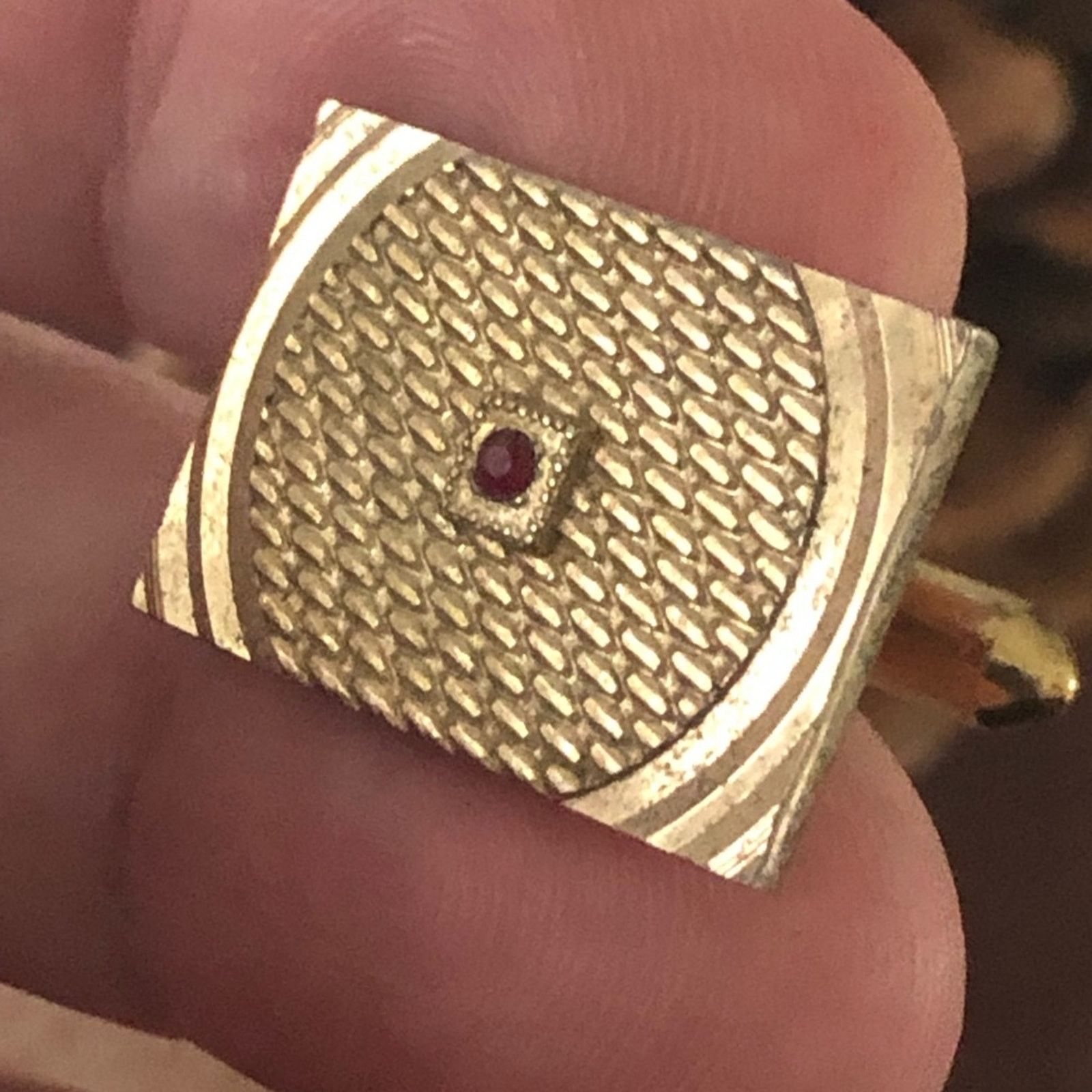 Vintage Vintage men’s textured gold plated faux ruby cuff link Size ONE SIZE - 2 Thumbnail