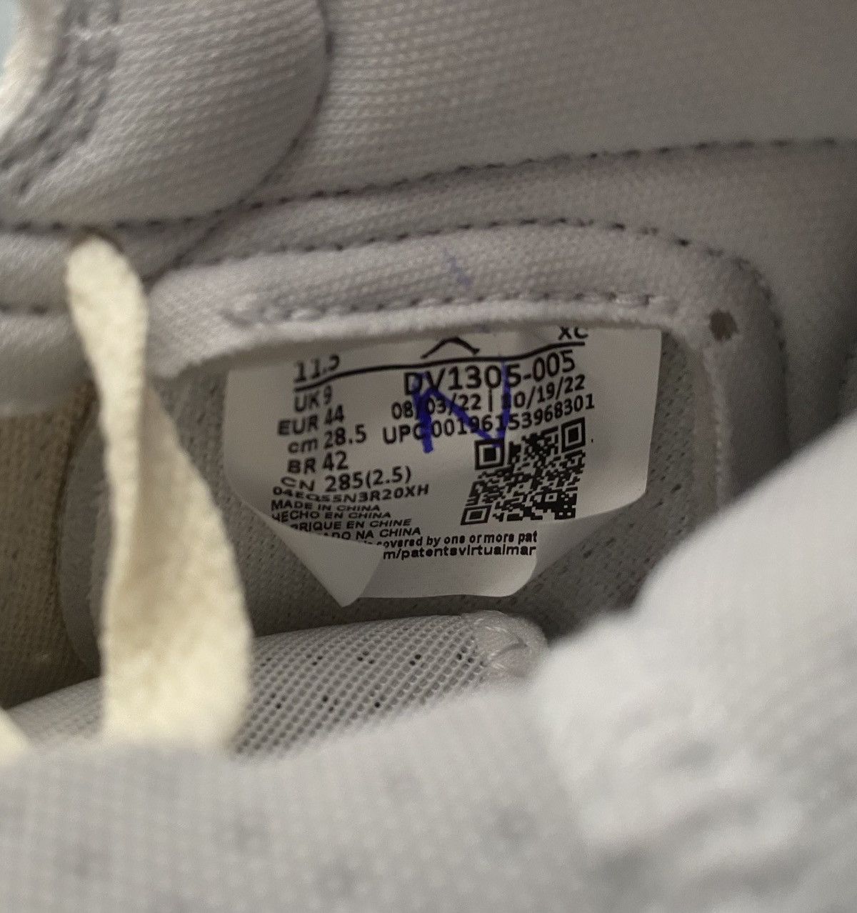 Nike WMNS Air Jordan 1 Mid Size US 10.5 / EU 43-44 - 9 Thumbnail