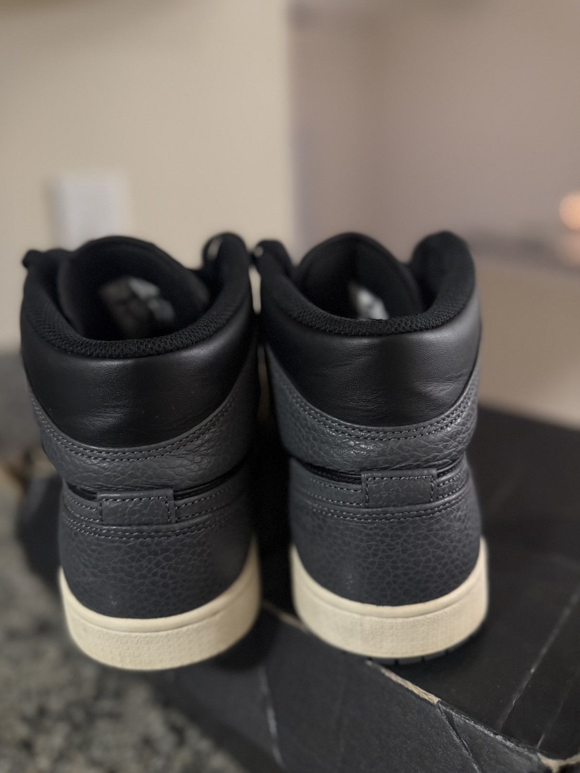 Jordan Brand × Nike Jordan 1 Mid Dark Grey 2018 554724-041 Size 10.5 OG RARE Size US 10.5 / EU 43-44 - 12 Thumbnail