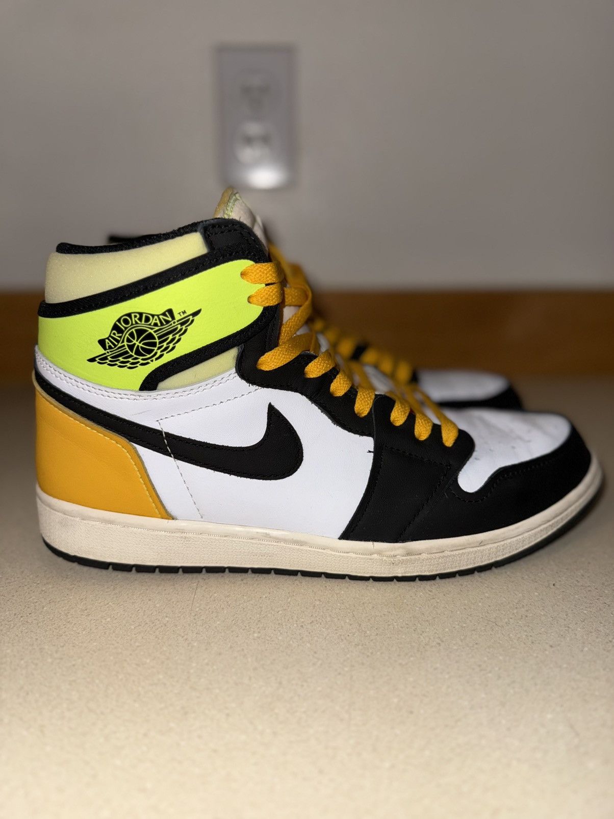 Nike Air Jordan 1 OG Volt Gold Size US 10.5 / EU 43-44 - 1 Thumbnail
