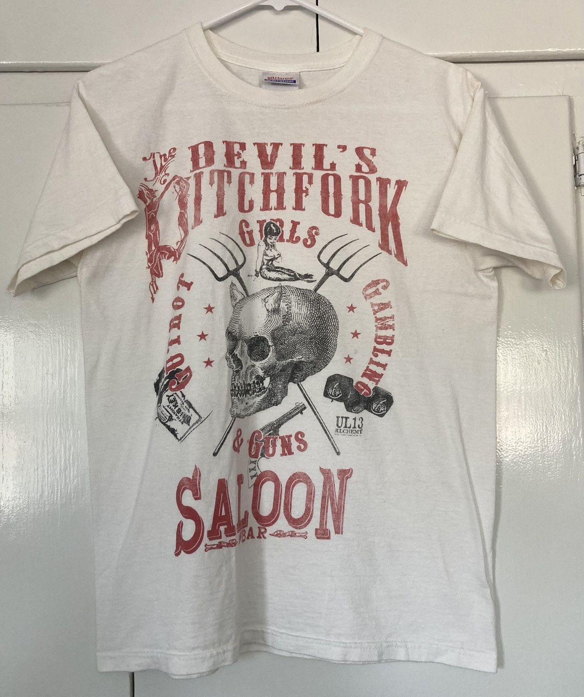 Hanes THE DEVIL'S PITCHFORK SALOON BAR SHIRT GIRLS GUNS SKULL Y2K Size US S / EU 44-46 / 1 - 1 Thumbnail