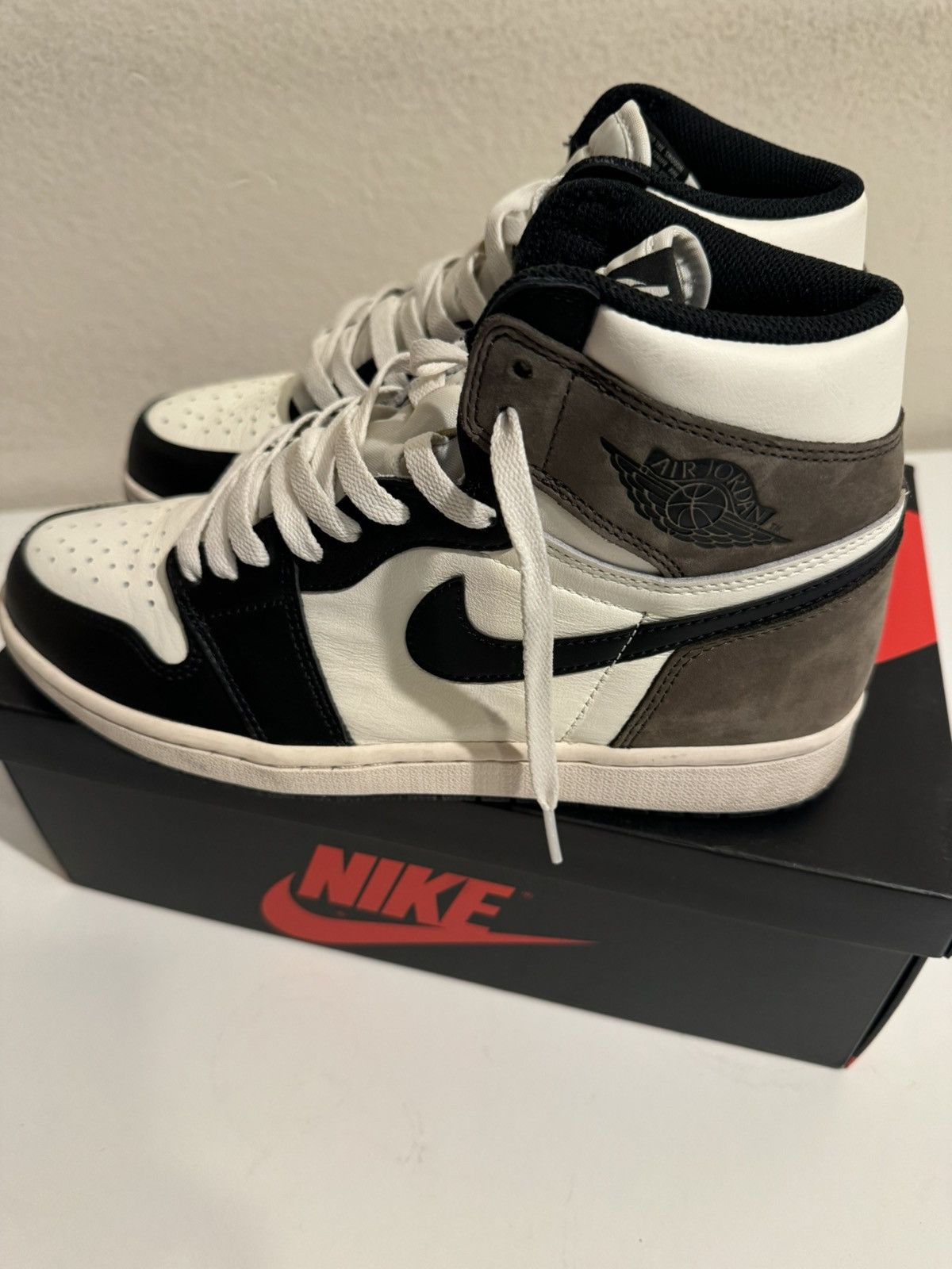 Nike Air Jordan 1 Retro High Mocha/Black Size US 9 / EU 42 - 1 Thumbnail