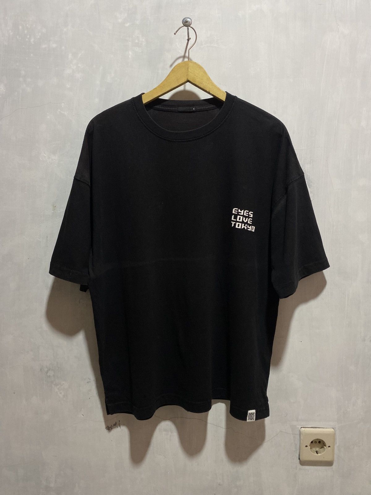 Japanese Brand GU x Tadaomi Shibuya Eyes Love Tokyo Tshirt Size US XL / EU 56 / 4 - 1 Thumbnail