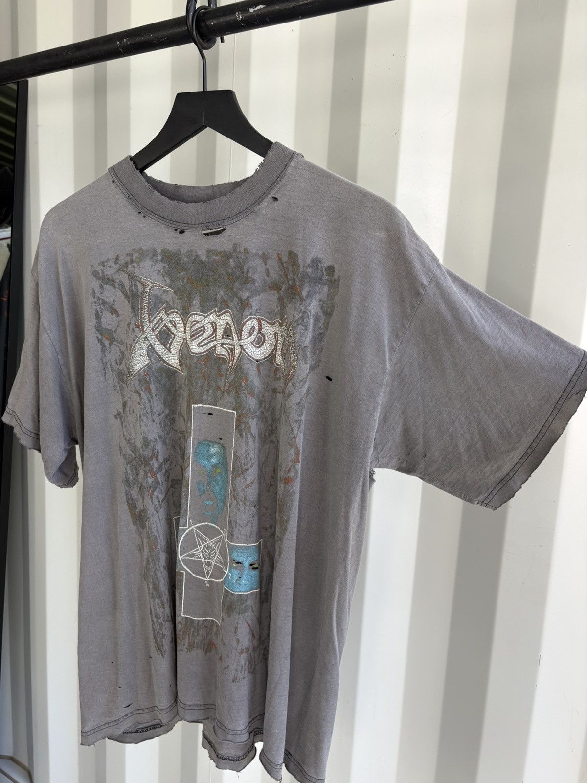 Band Tees Vintage Venom Black Metal Shirt Faded Distressed GRUNGE Size US XL / EU 56 / 4 - 2 Thumbnail