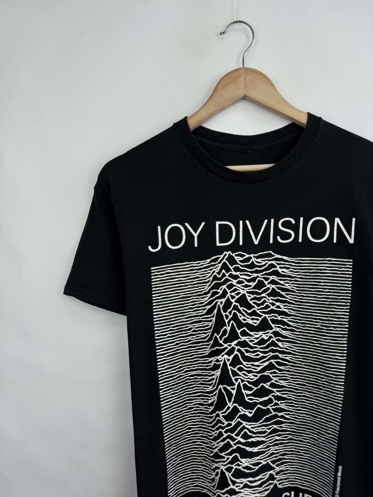 Band Tees × Joy Division × Vintage 🇬🇧 Joy Division Unknown Pleasures 2022 Fractured Music Tee Size US M / EU 48-50 / 2 - 2 Thumbnail