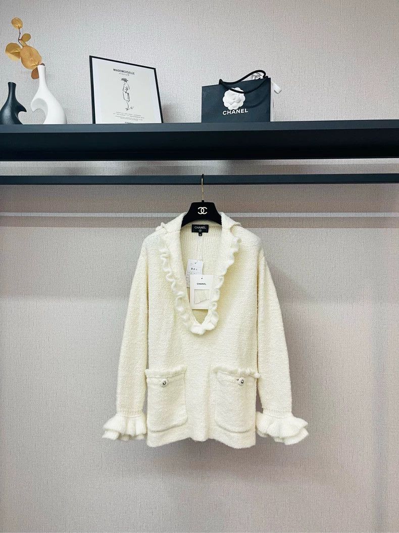 Chanel Chanel 24K milky white deep V wood ear lace lace knitted sw Size XS / US 0-2 / IT 36-38 - 2 Thumbnail
