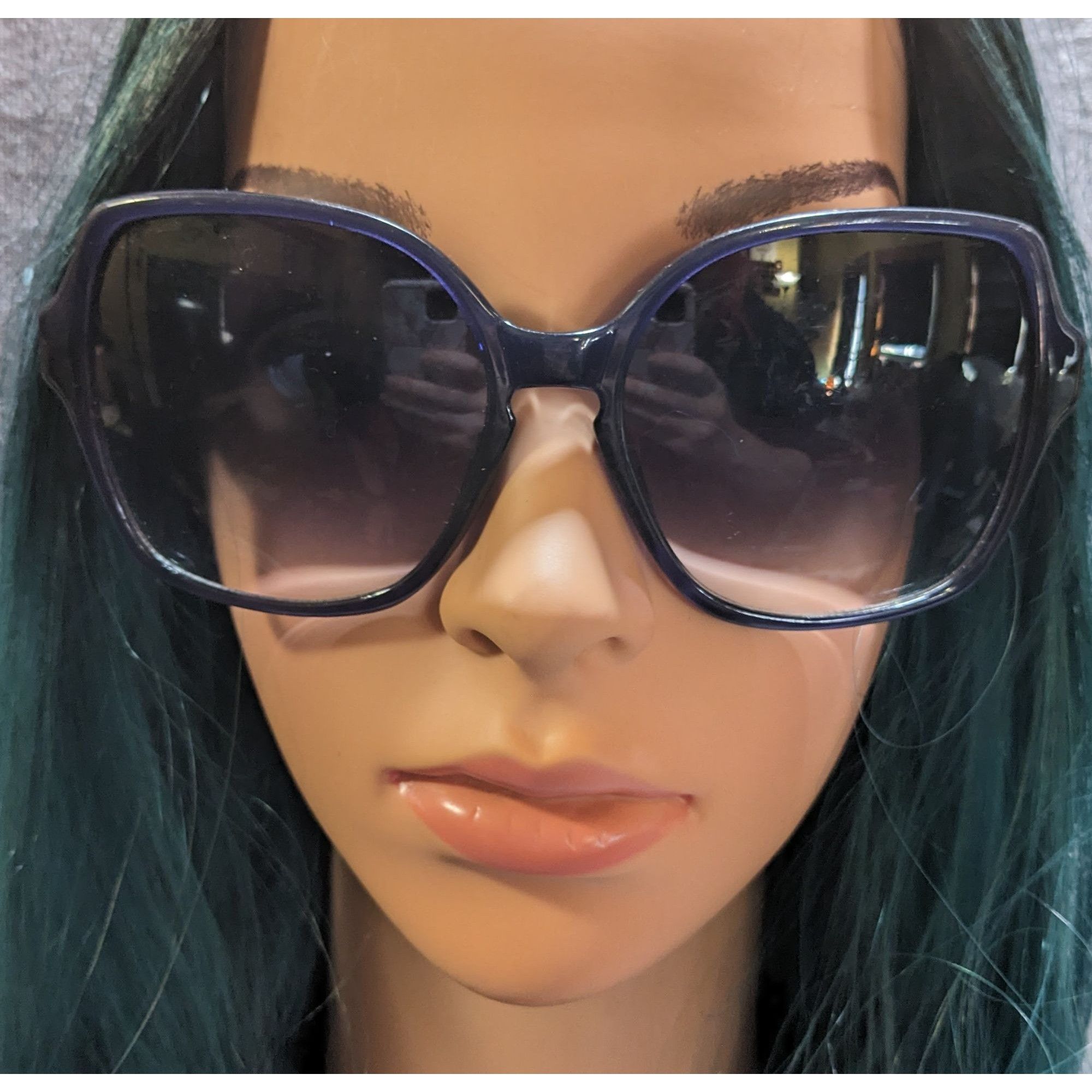 Vince Camuto Vince Camuto Blue Gradient Sunglasses With Silver Emblem Size ONE SIZE - 5 Thumbnail