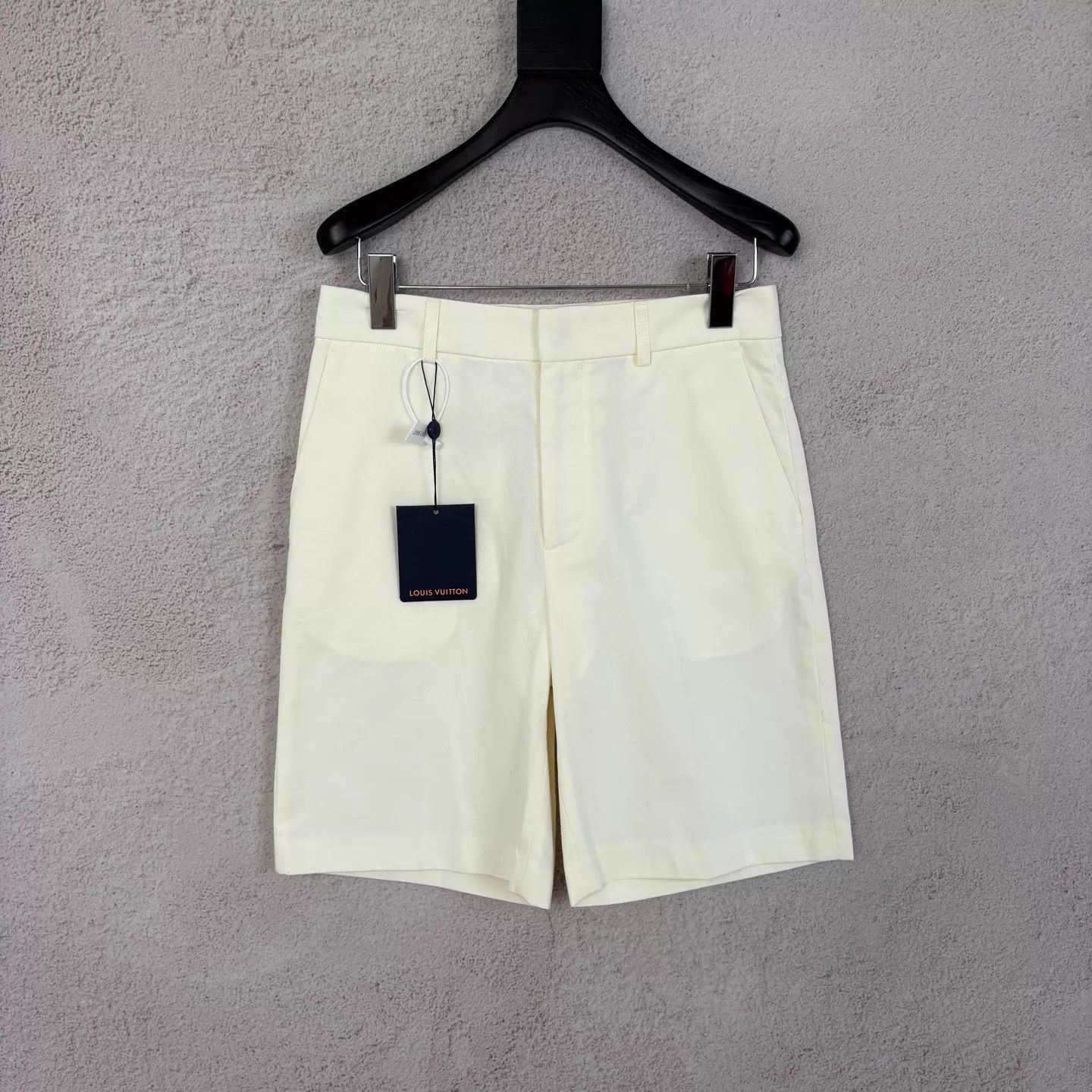 Louis Vuitton LV off-white all-over logo shorts Size US 28 / EU 44 - 1 Thumbnail
