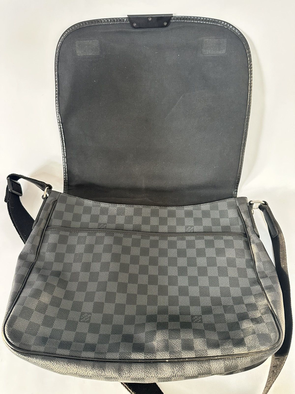 Louis Vuitton Louis Vuitton Damier Graphite Canvas Daniel MM Messenger Bag Size ONE SIZE - 5 Thumbnail