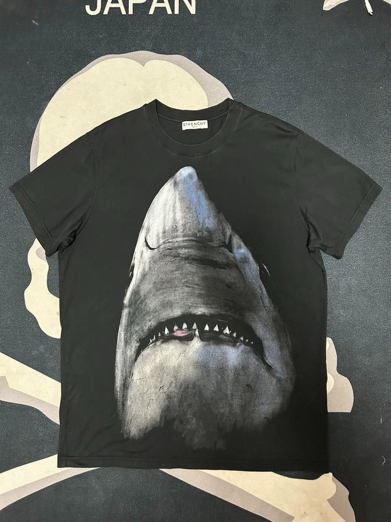 Givenchy Givenchy Short-sleeved T-shirt with a classic shark design Size US XS / EU 42 / 0 - 1 Thumbnail