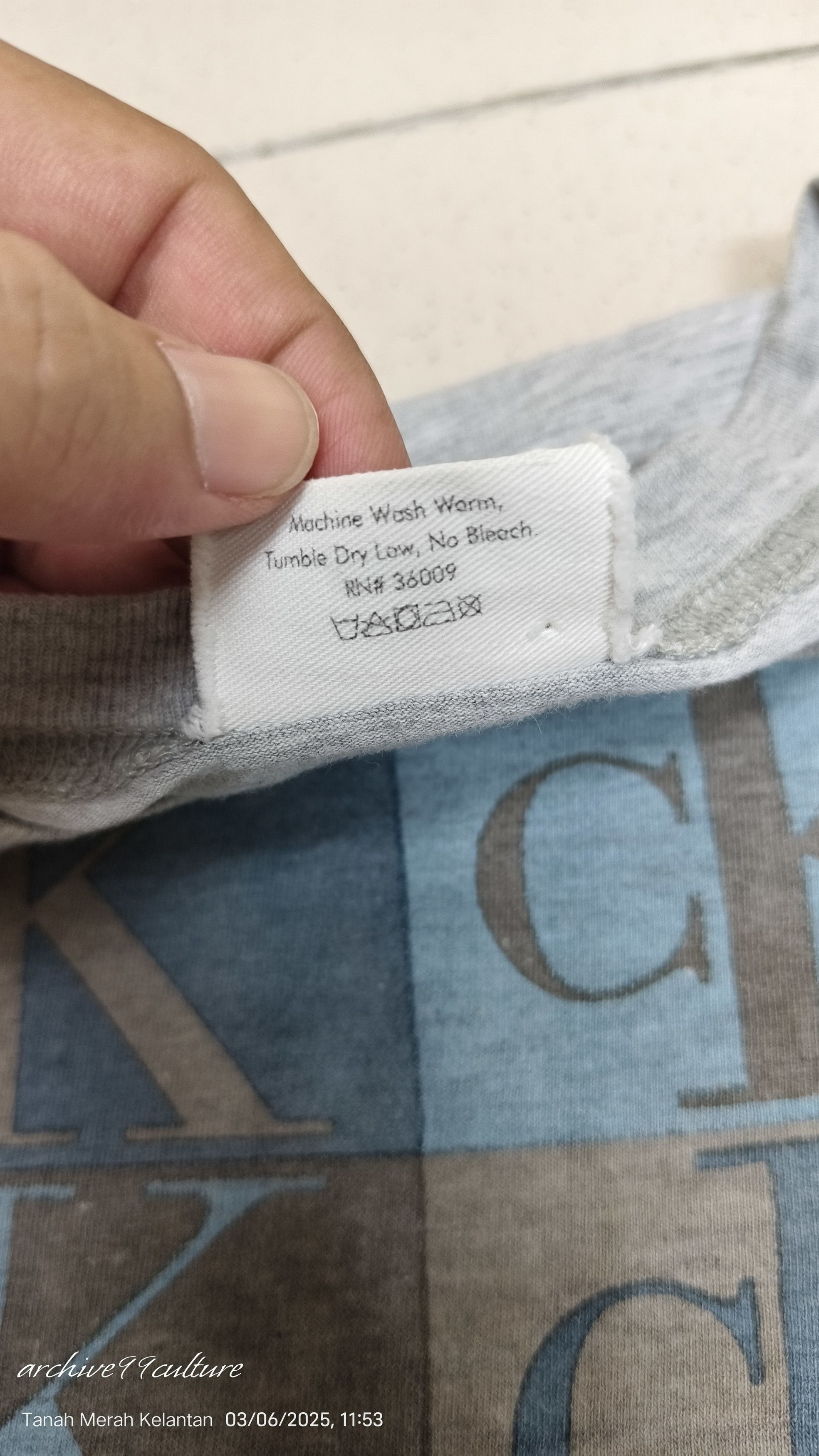 Calvin Klein Vintage 90's super soft Boxy fit single stitch 3d logo USA Size US XL / EU 56 / 4 - 4 Thumbnail