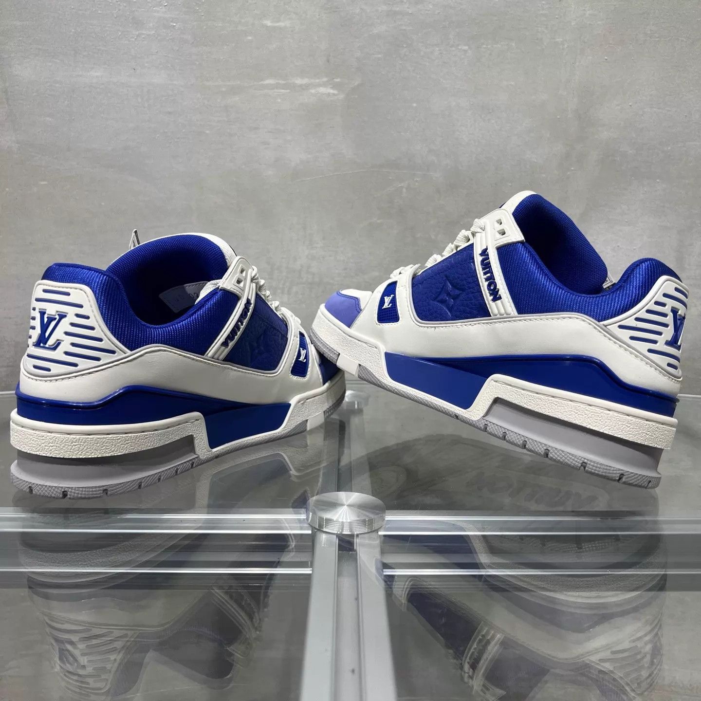 Louis Vuitton LV Trainer White & Blue Embossed UK3.5 37.5 Size US 7 / IT 37 - 5 Thumbnail