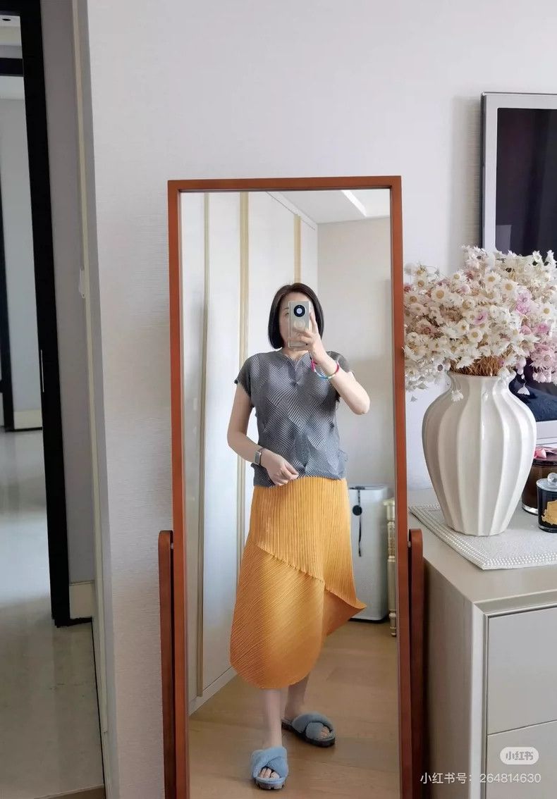 Issey Miyake Issey Miyake size:one size Orange flower bud skirt Size 42" / US 20 - 8 Thumbnail