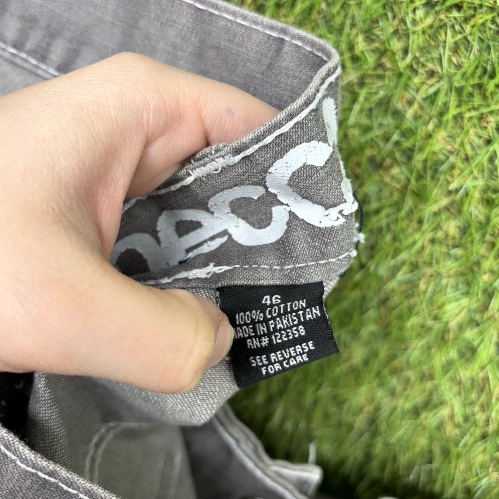 Vintage VINTAGE Mecca Cargo Shorts Mens 46 Gray Cotton Knit Cargo Pocket Pockets Zipper Button Outdoor Casual Comfortable 12in Inseam 46 Waist Regular Fit Men Size US 30 / EU 46 - 4 Thumbnail