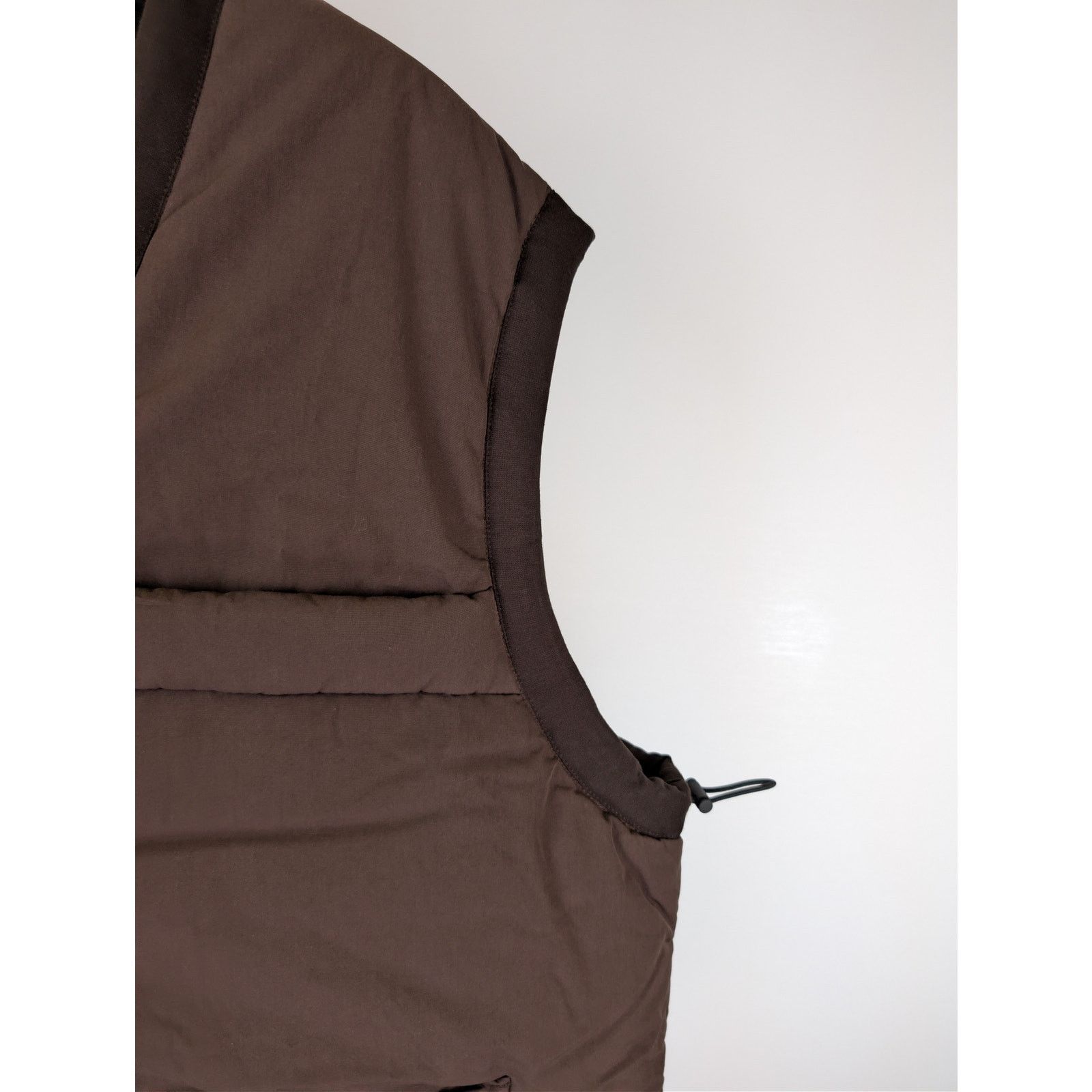 Jacquemus o1rshd1 'Le Gilet Carozzu' padded vest in dark brown Size US L / EU 52-54 / 3 - 5 Thumbnail