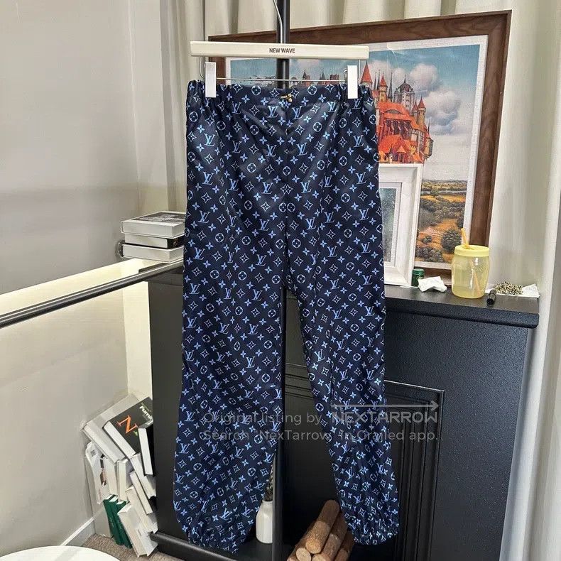 Louis Vuitton Louis Vuitton Sports pants with presbyopia full of logo pa Size US 34 / EU 50 - 1 Thumbnail