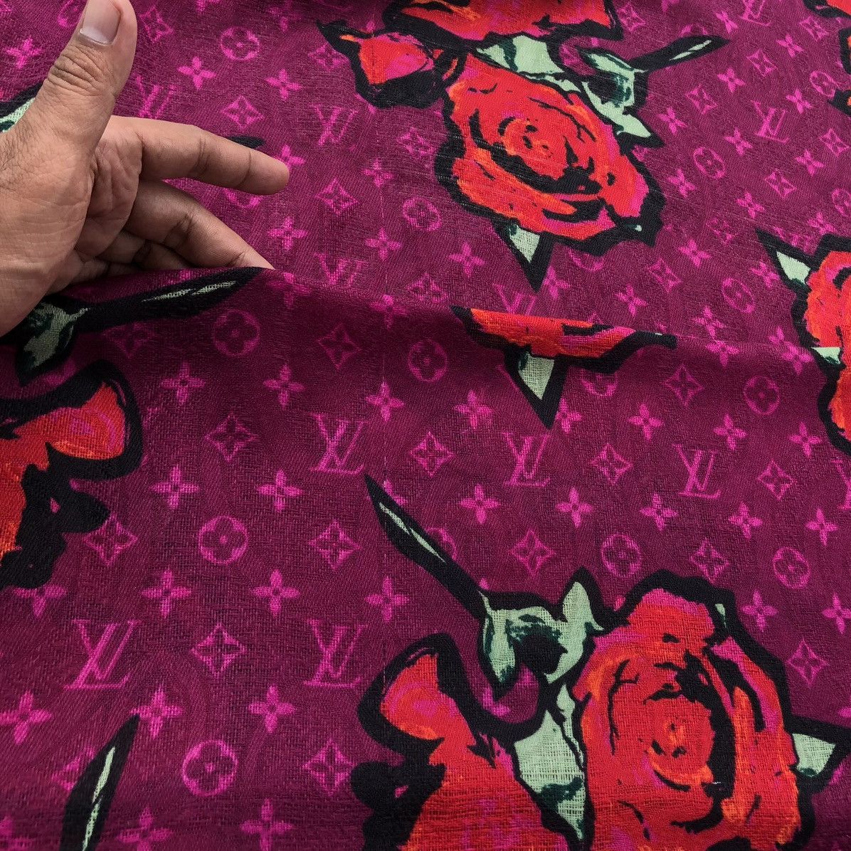Louis Vuitton Louis Vuitton x Sprouse Wool Roses Graffiti Scarf Size ONE SIZE - 8 Thumbnail