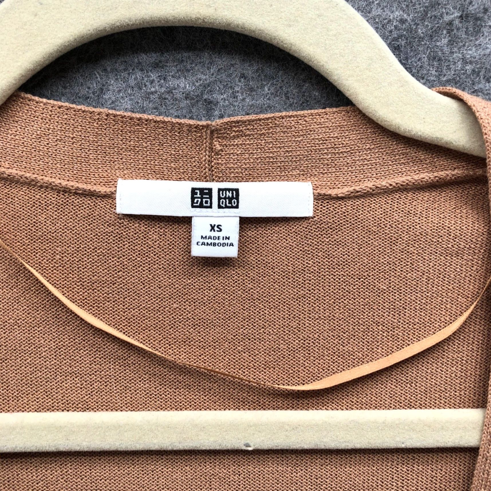 Uniqlo VINTAGE Uniqlo UV Cut Slit Long Cardigan Womens XS Camel V-Neck One Button Lightweight Size XS / US 0-2 / IT 36-38 - 3 Thumbnail