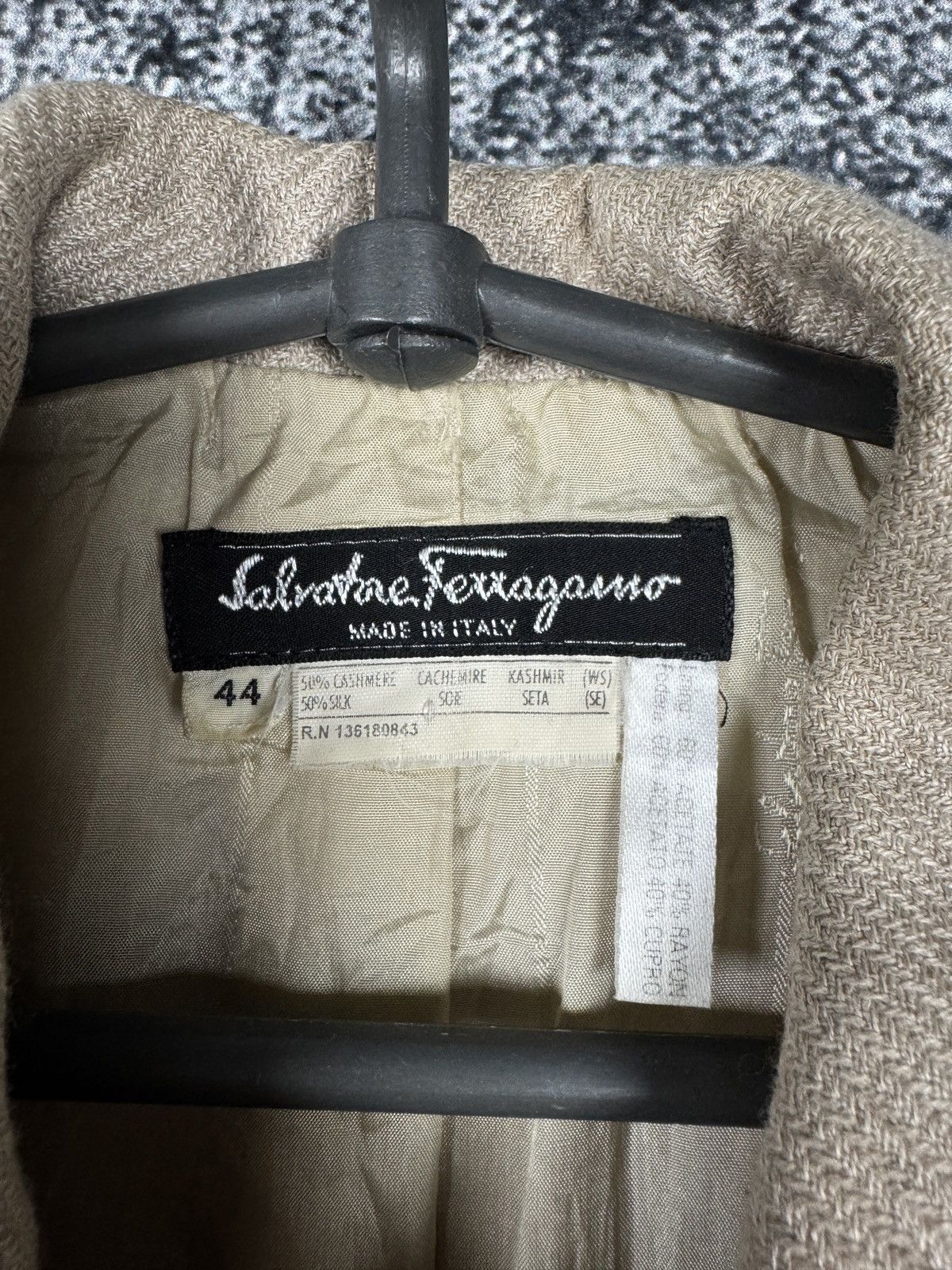 Salvatore Ferragamo Salvatore Ferragamo Vintage Blazer Jacket Cashemire/Silk 44 Size M / US 6-8 / IT 42-44 - 7 Thumbnail